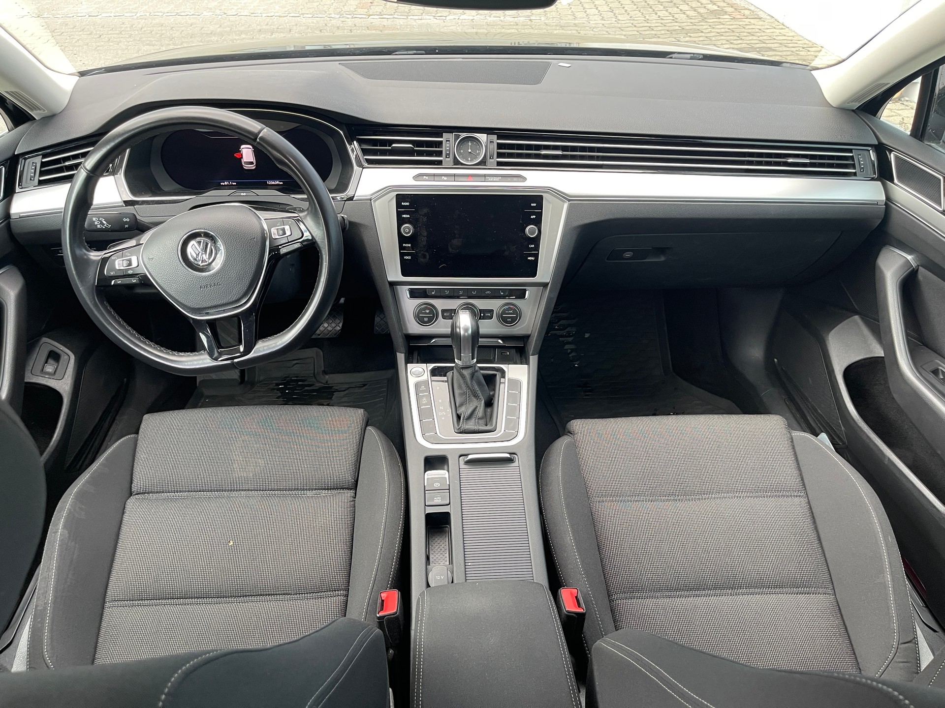 VW Passat Variant Swiss line-image-9