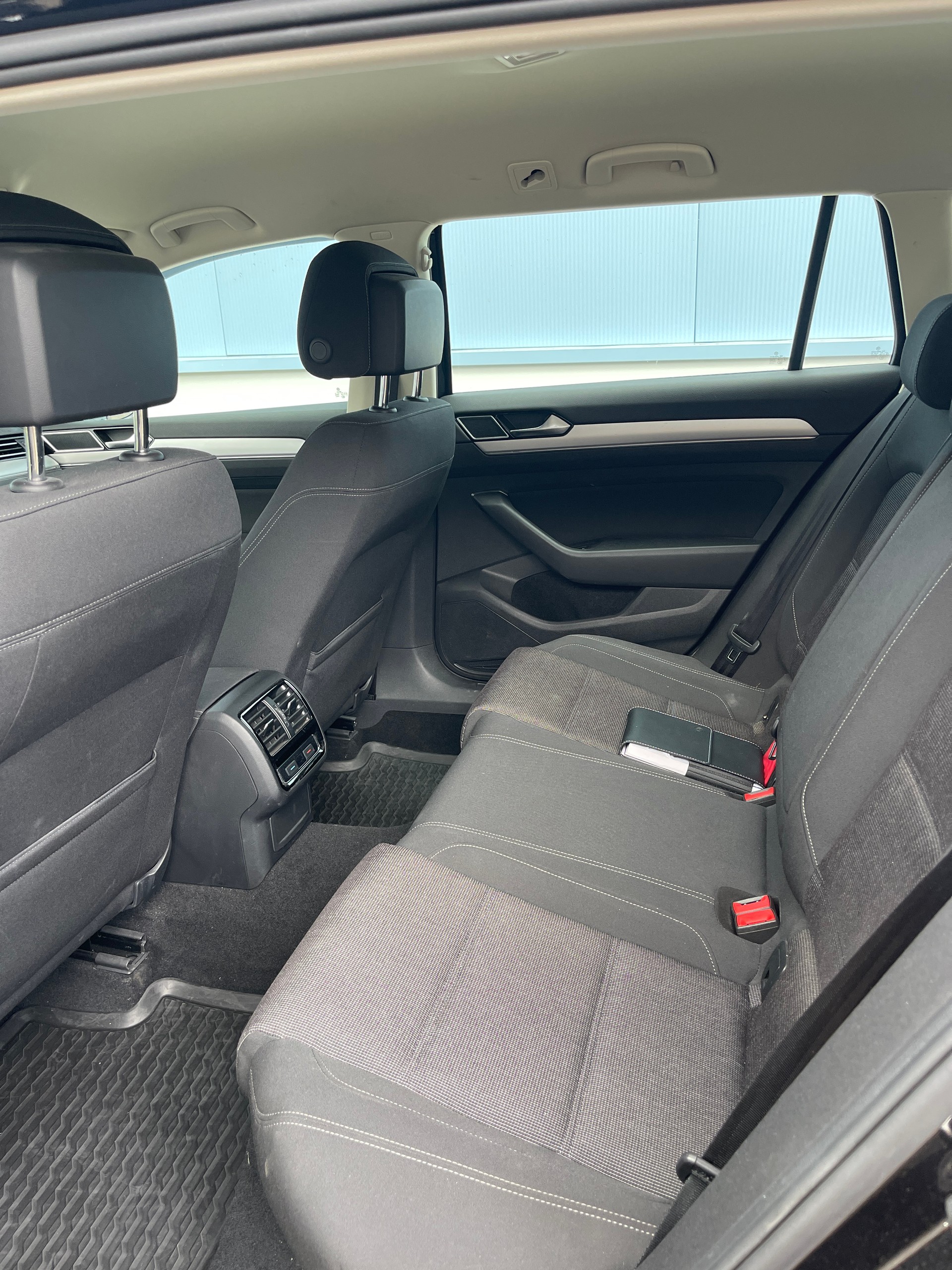 VW Passat Variant Swiss line-image-10