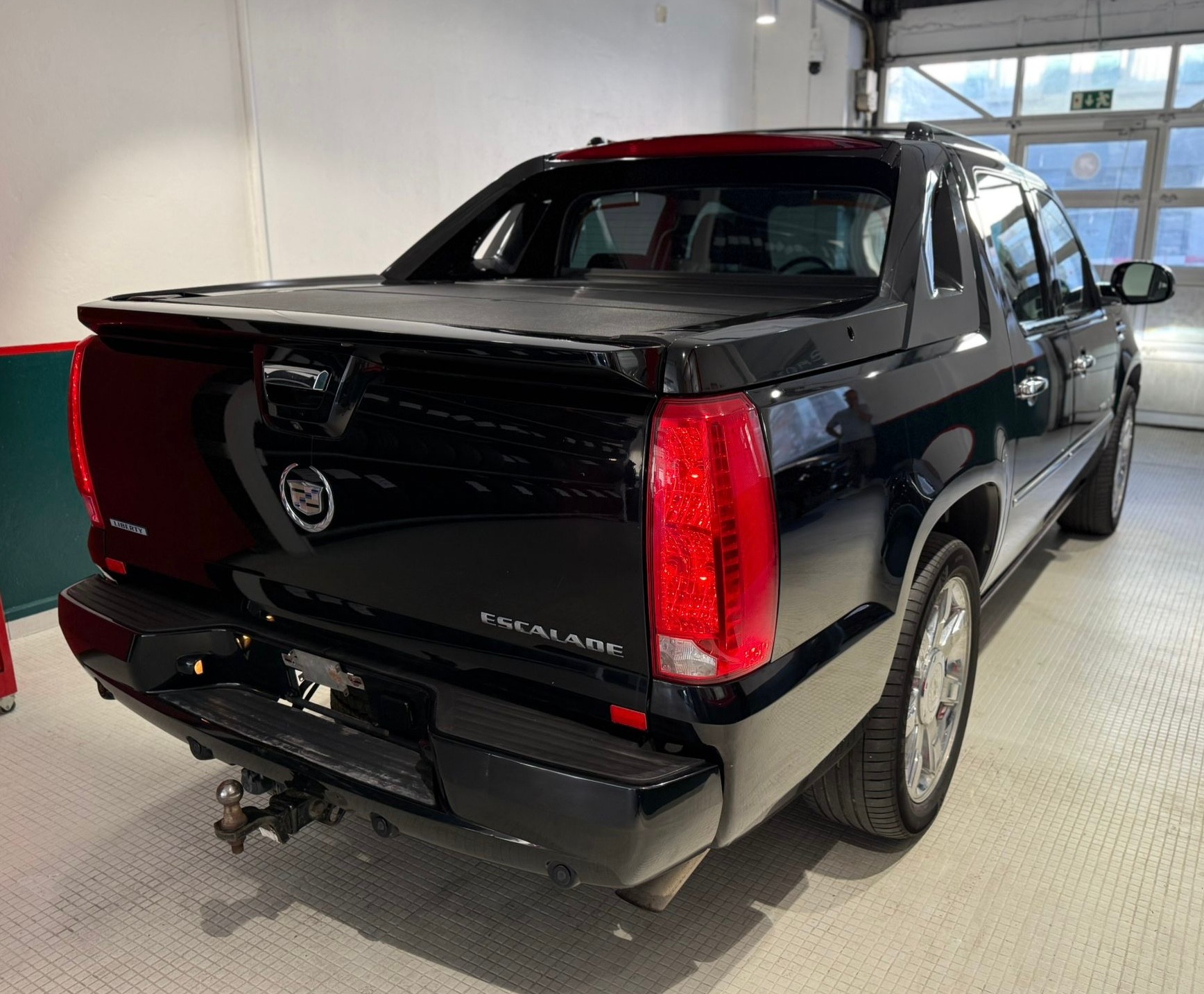 CADILLAC Escalade 6.2 Sport Luxury Pickup-showroom-element-3