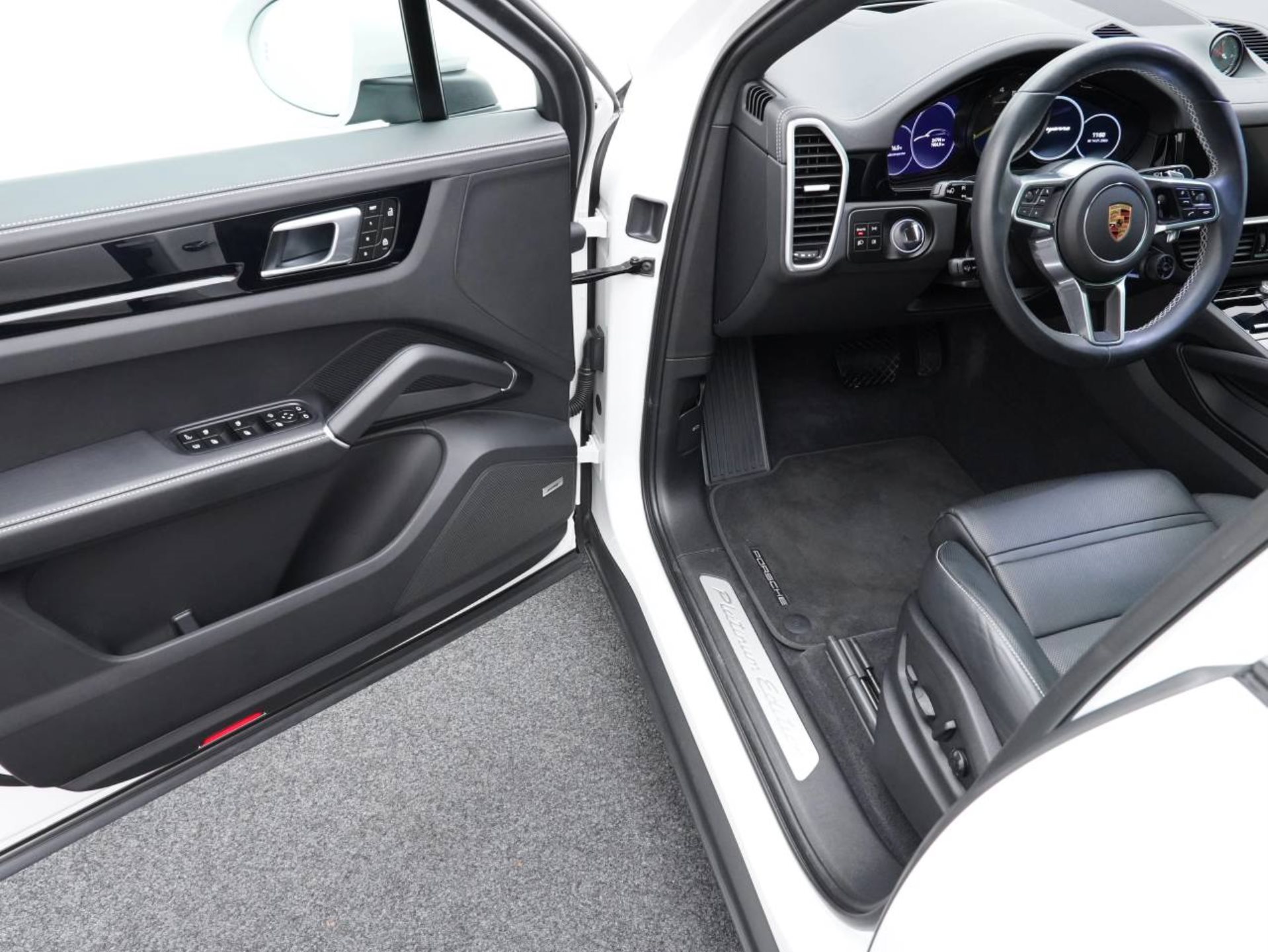 PORSCHE Cayenne E-Hybrid Coupé Platinum Edition-image-3
