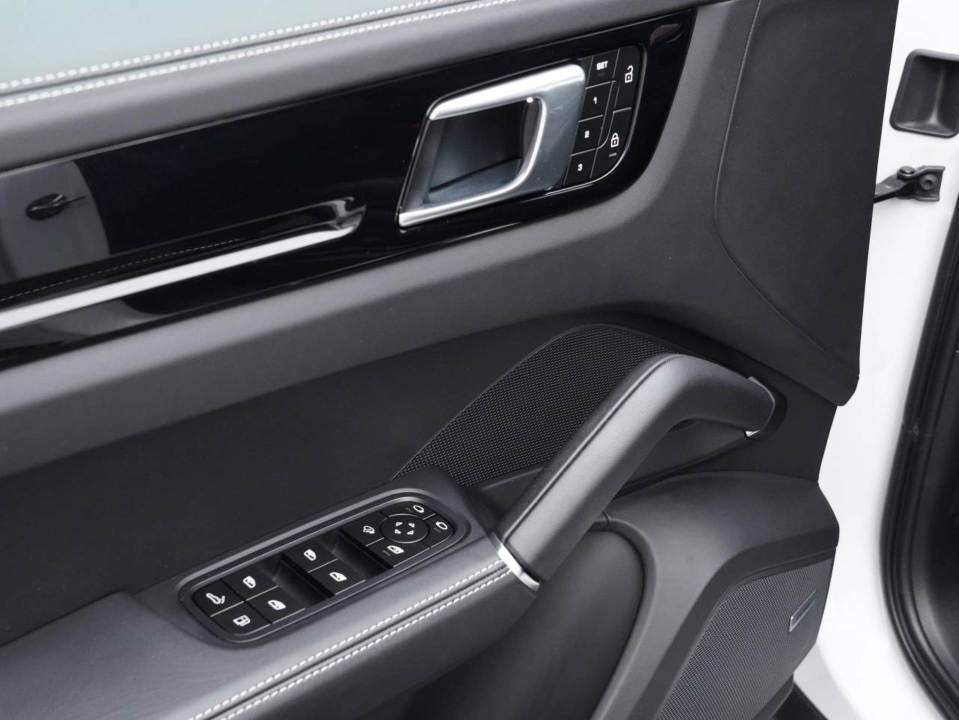 PORSCHE Cayenne E-Hybrid Coupé Platinum Edition-image-21