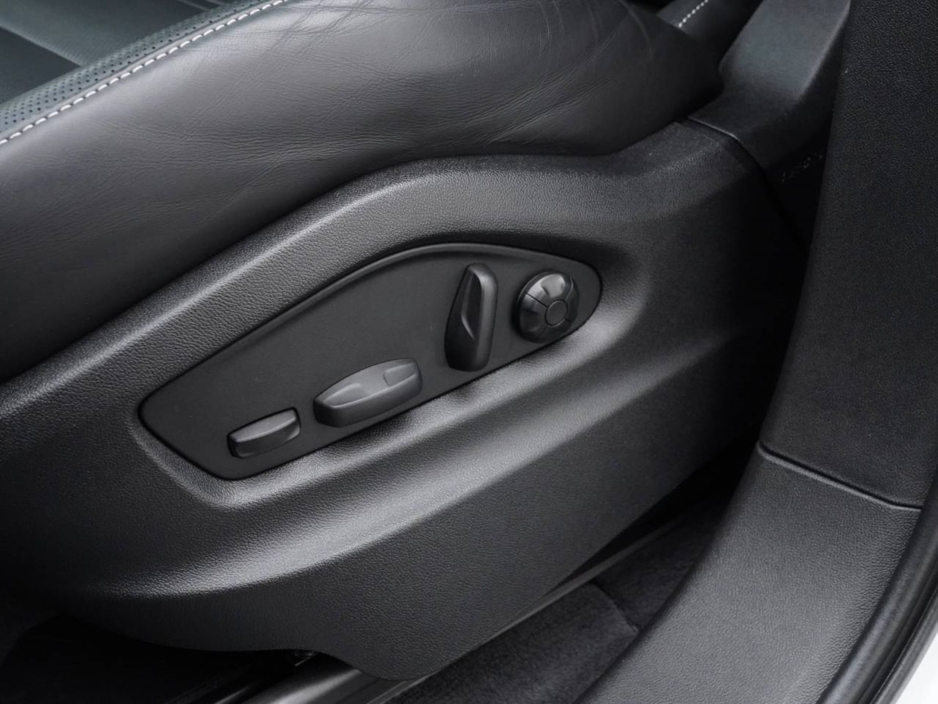 PORSCHE Cayenne E-Hybrid Coupé Platinum Edition-image-22