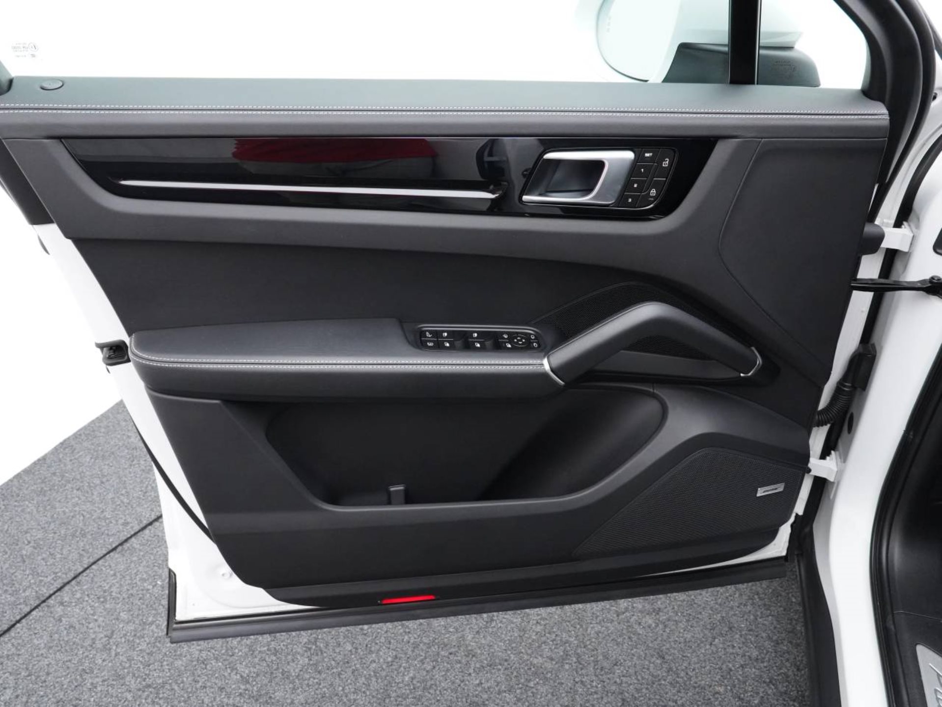 PORSCHE Cayenne E-Hybrid Coupé Platinum Edition-image-20