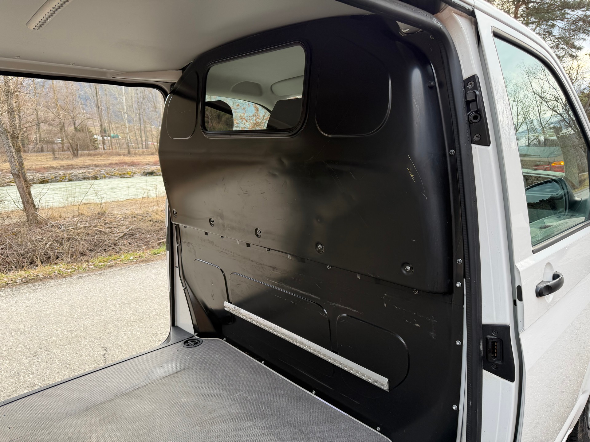 VW T6.1 2.0 TDI Entry-image-12