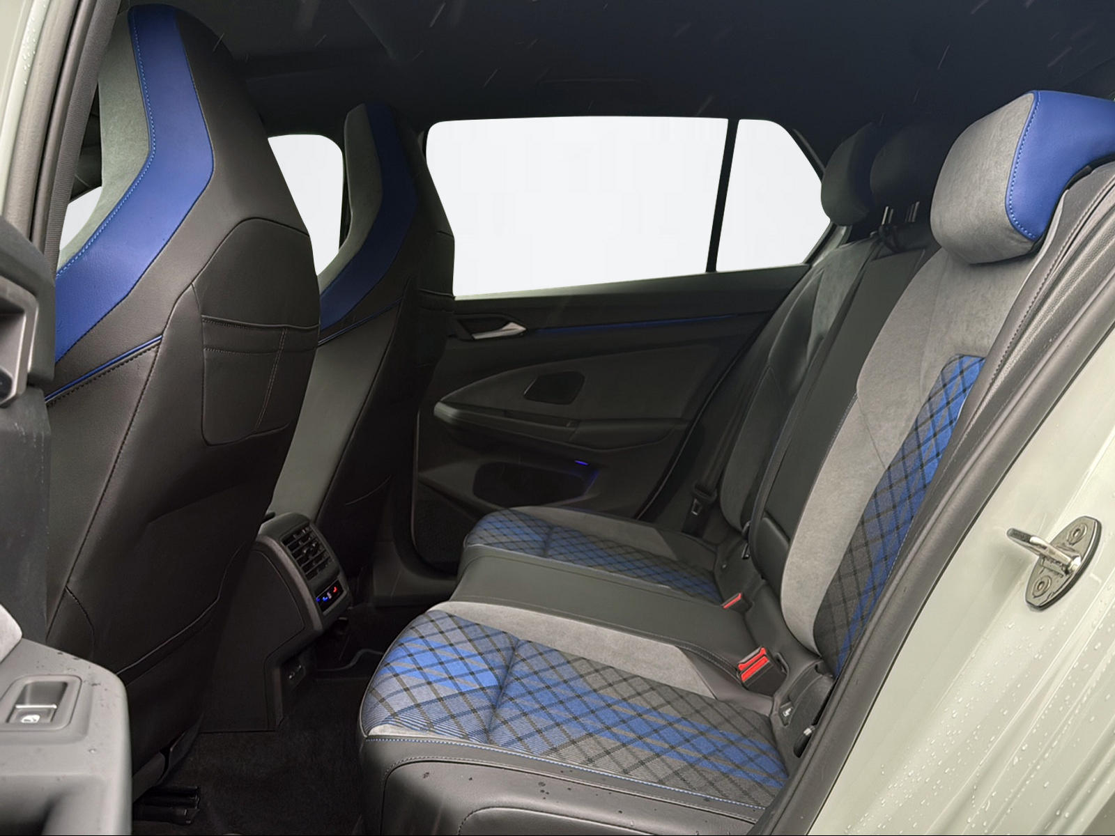 VW GOLF VIII 2.0 TSI R DSG 4MOTION-image-11