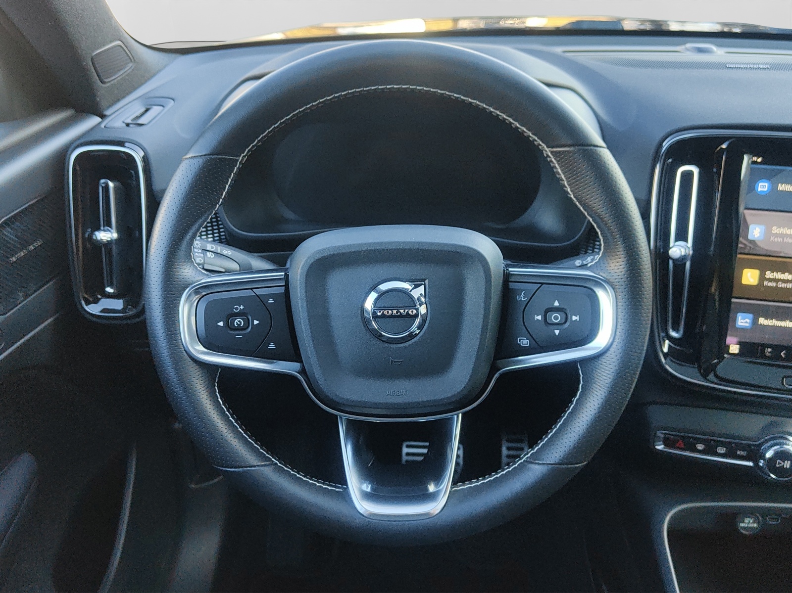 VOLVO XC40 P8 Twin Pro AWD-image-11