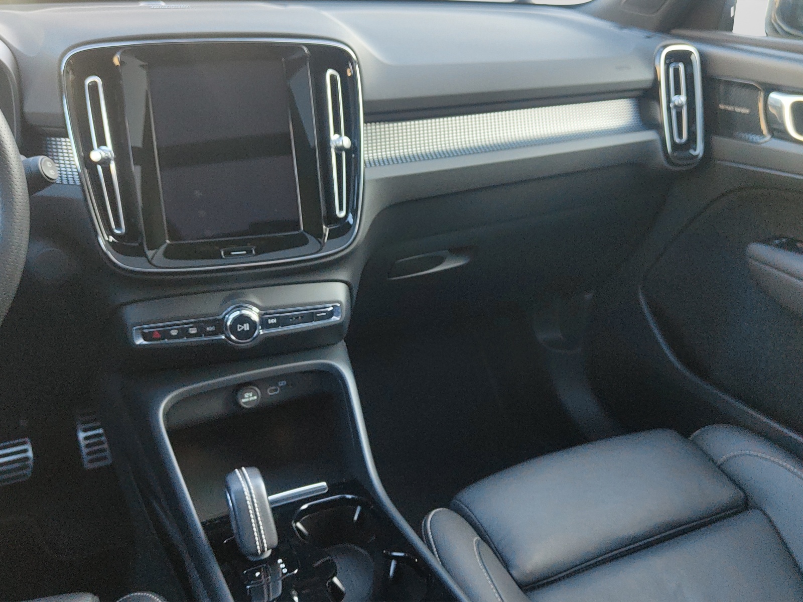 VOLVO XC40 P8 Twin Pro AWD-image-12
