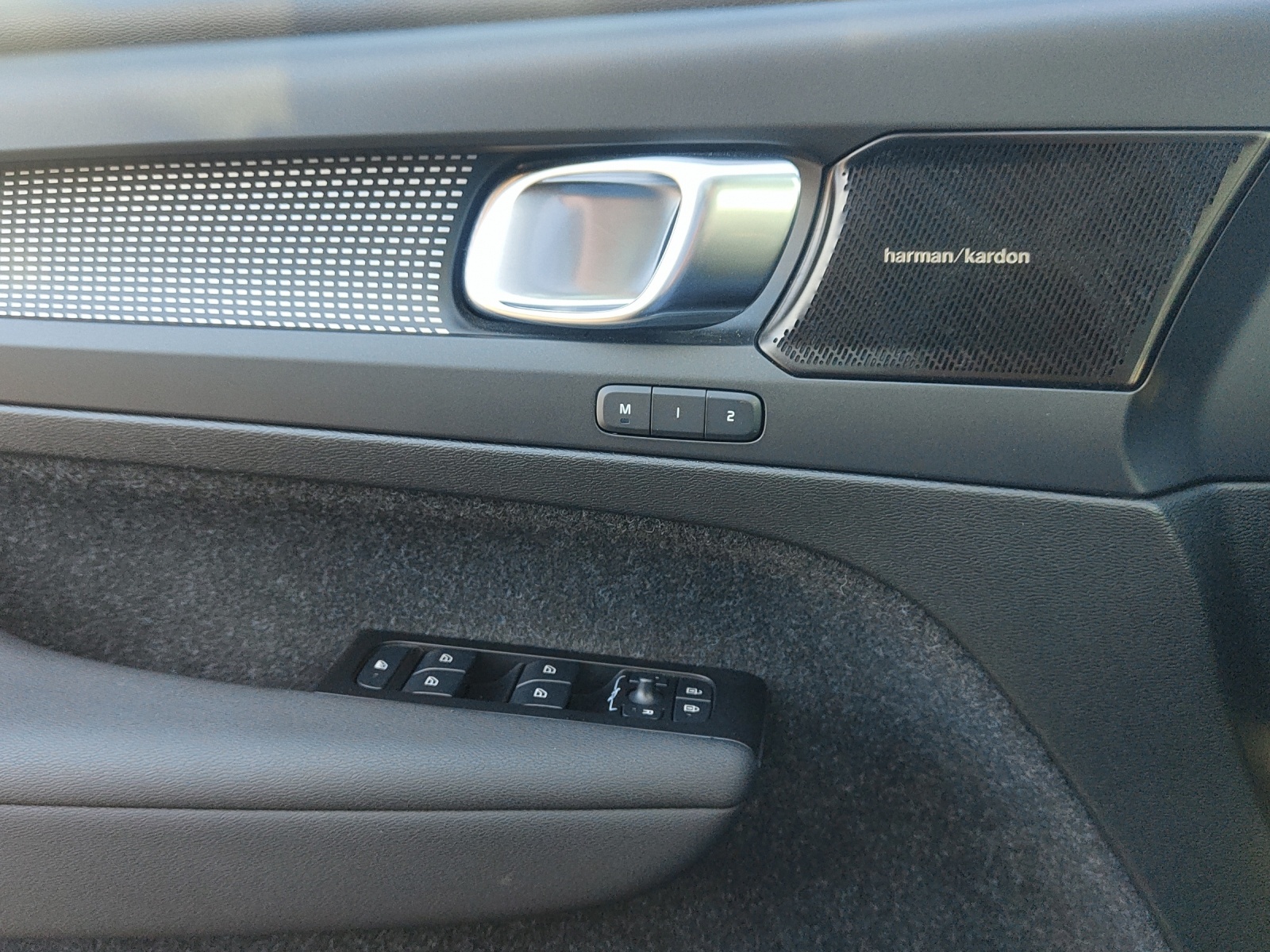 VOLVO XC40 P8 Twin Pro AWD-image-15