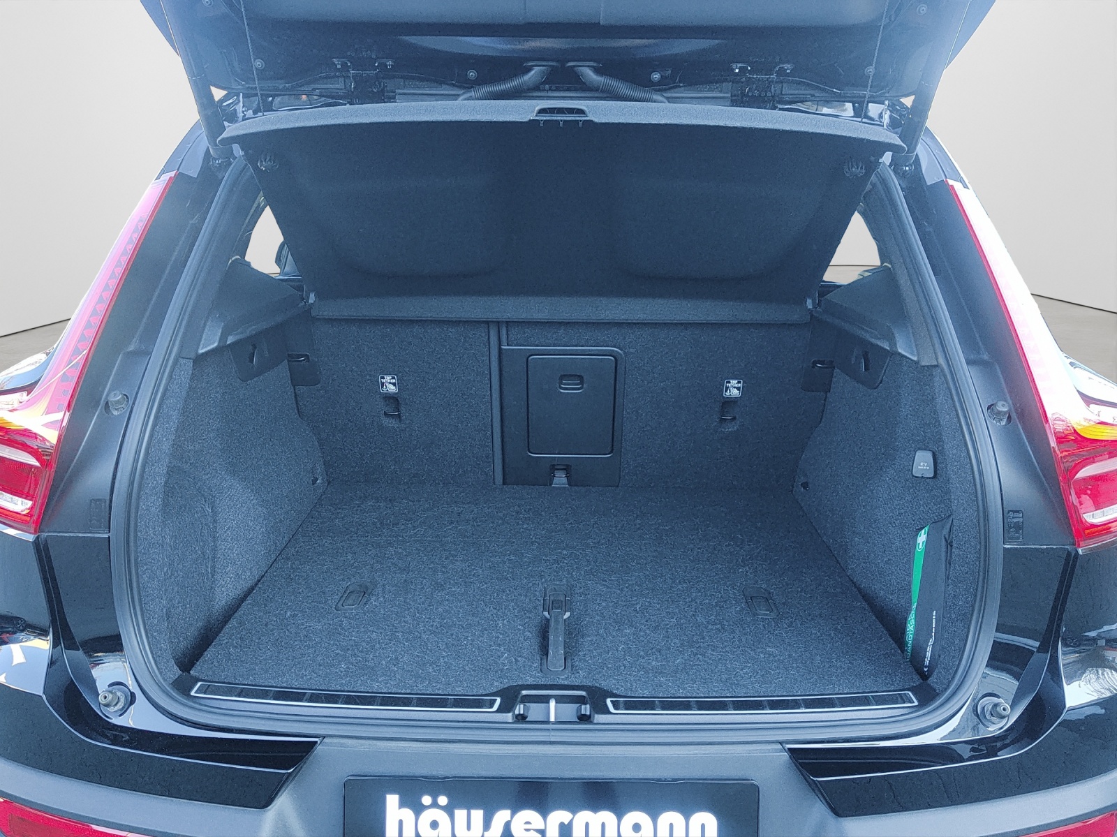VOLVO XC40 P8 Twin Pro AWD-image-5