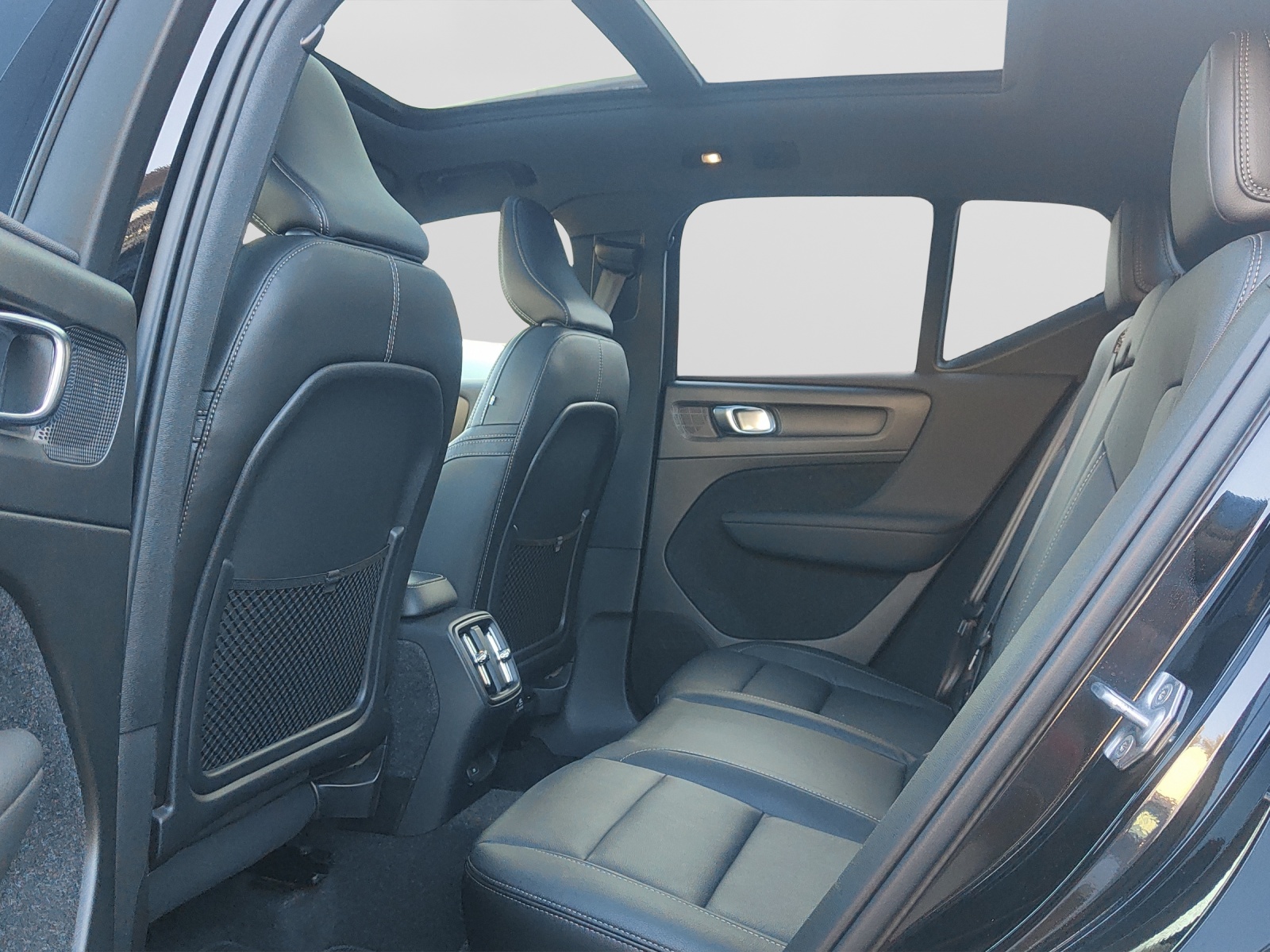 VOLVO XC40 P8 Twin Pro AWD-image-9