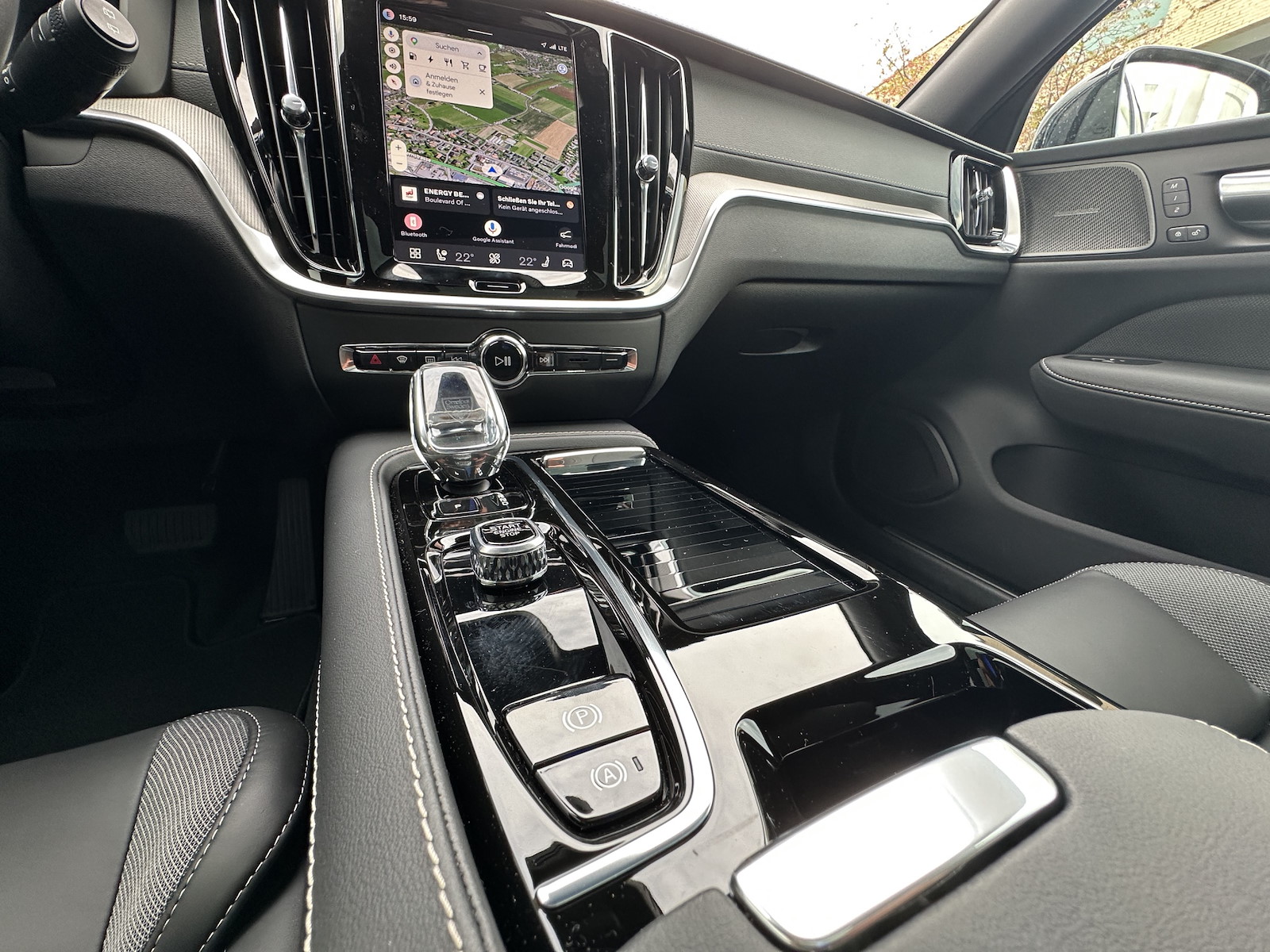 VOLVO V60 2.0 T8 TE Ultra Dark eAWD-image-11