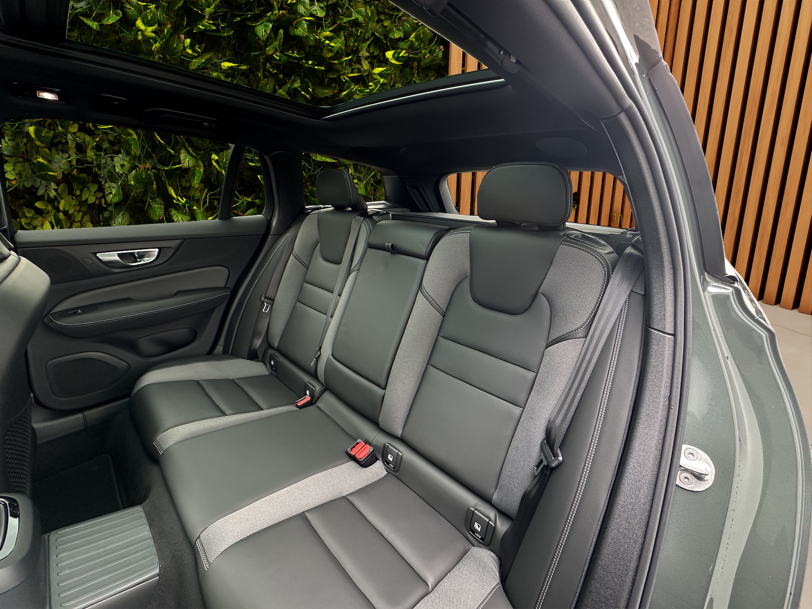 VOLVO V60 2.0 T8 TE Ultra Dark eAWD-image-14