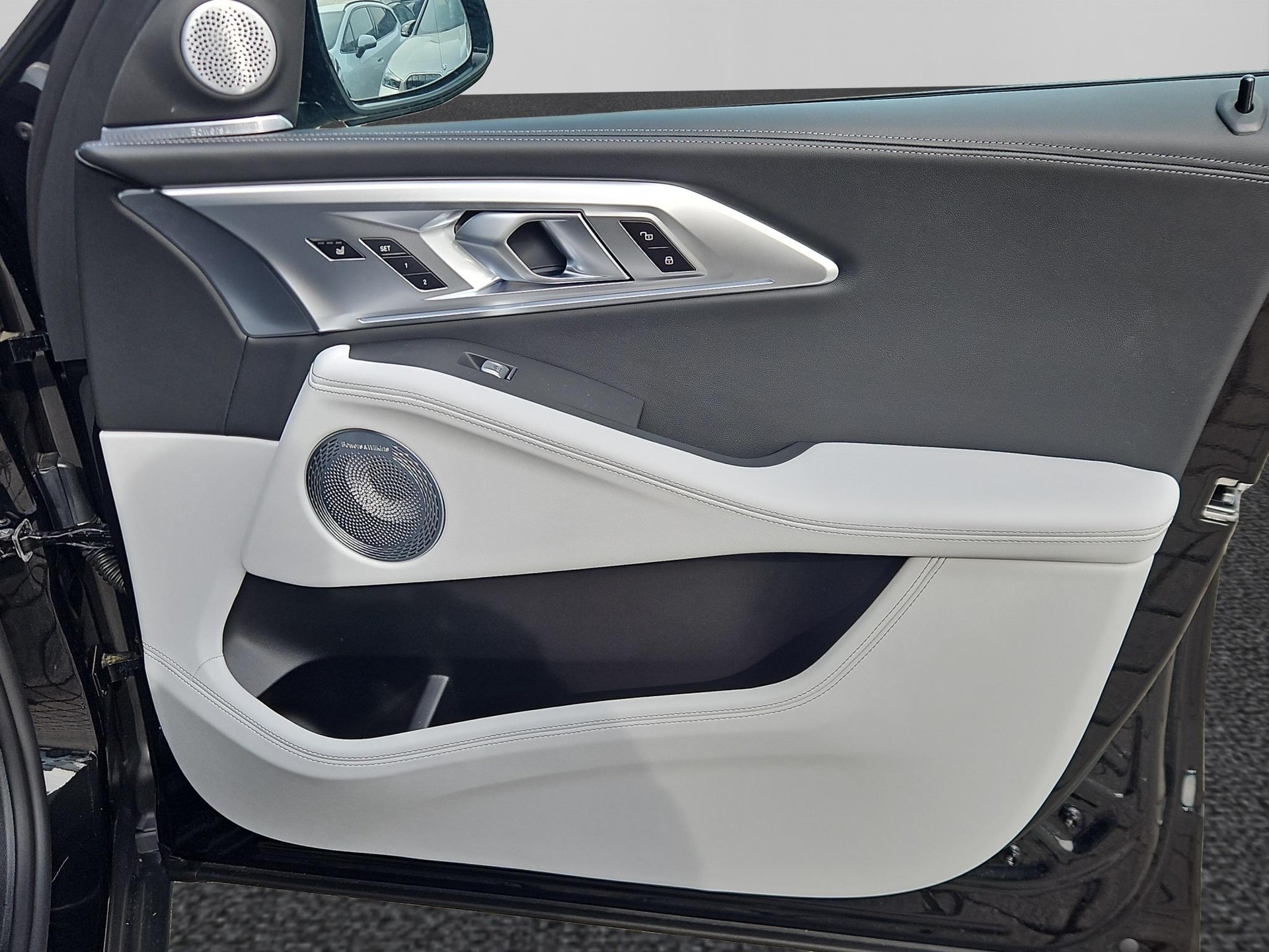 BMW XM 50e Plug-in Hybrid-image-16
