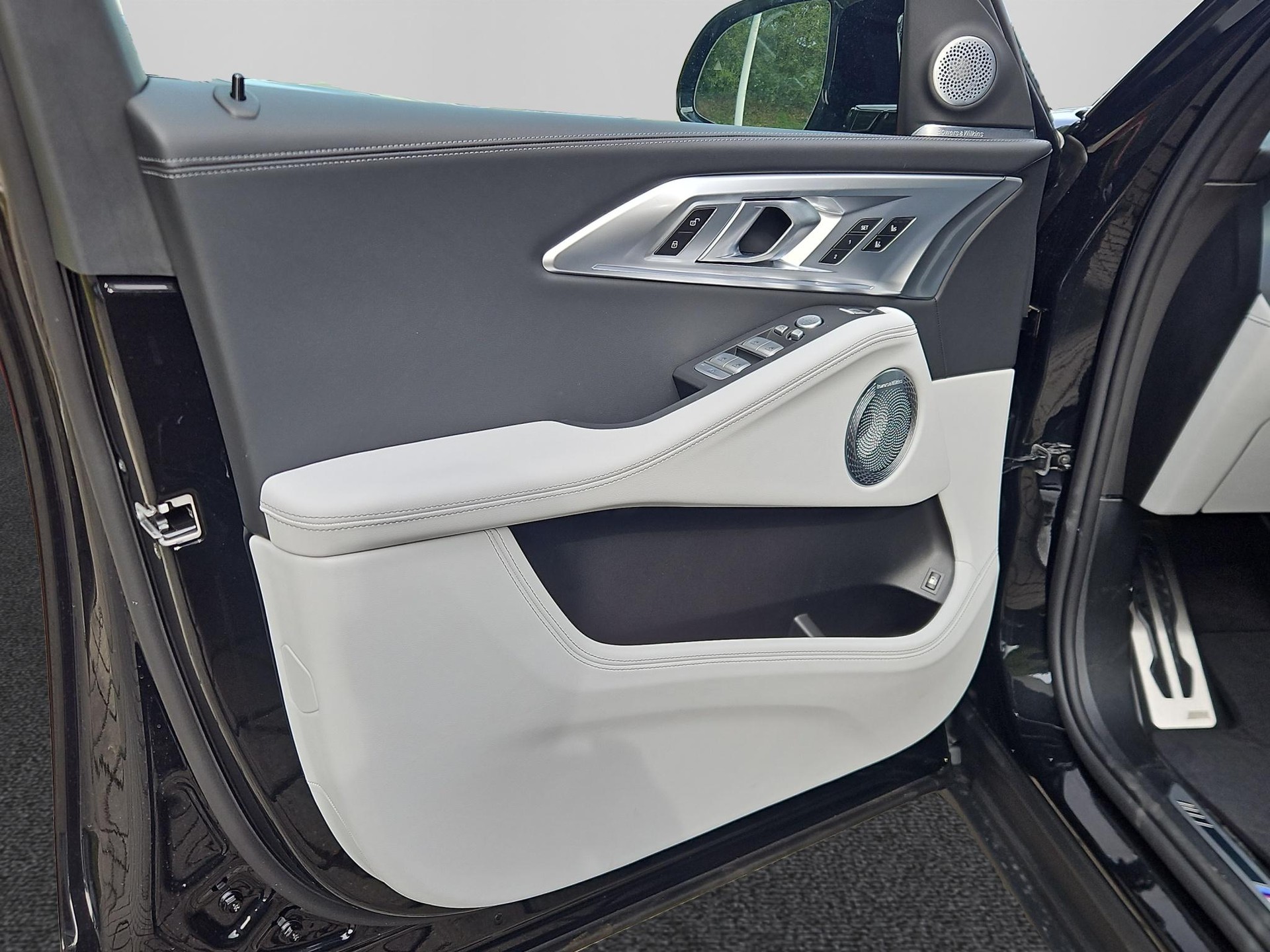BMW XM 50e Plug-in Hybrid-image-10