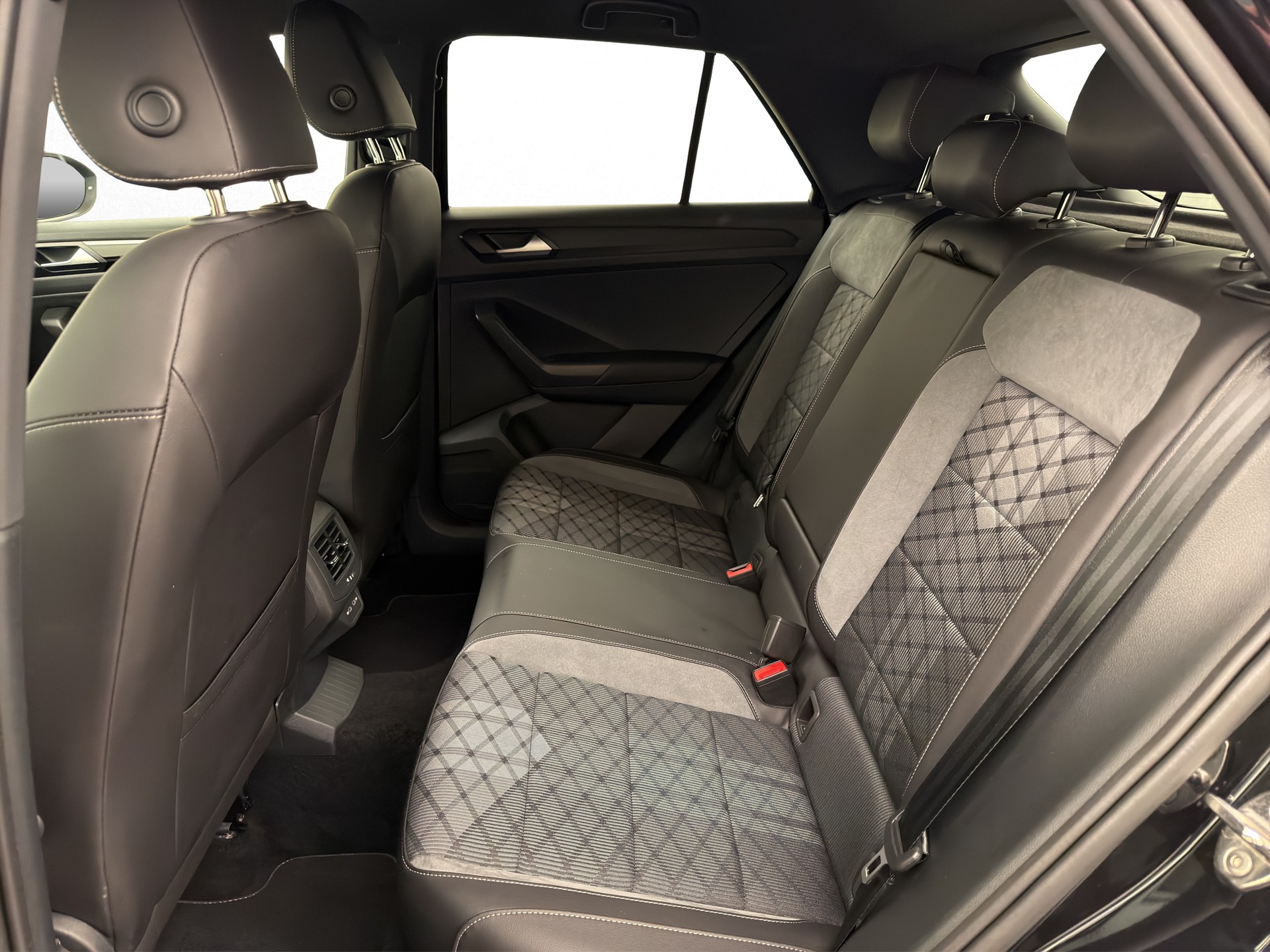 VW T-Roc 1.5 TSI R-Line DSG-image-11