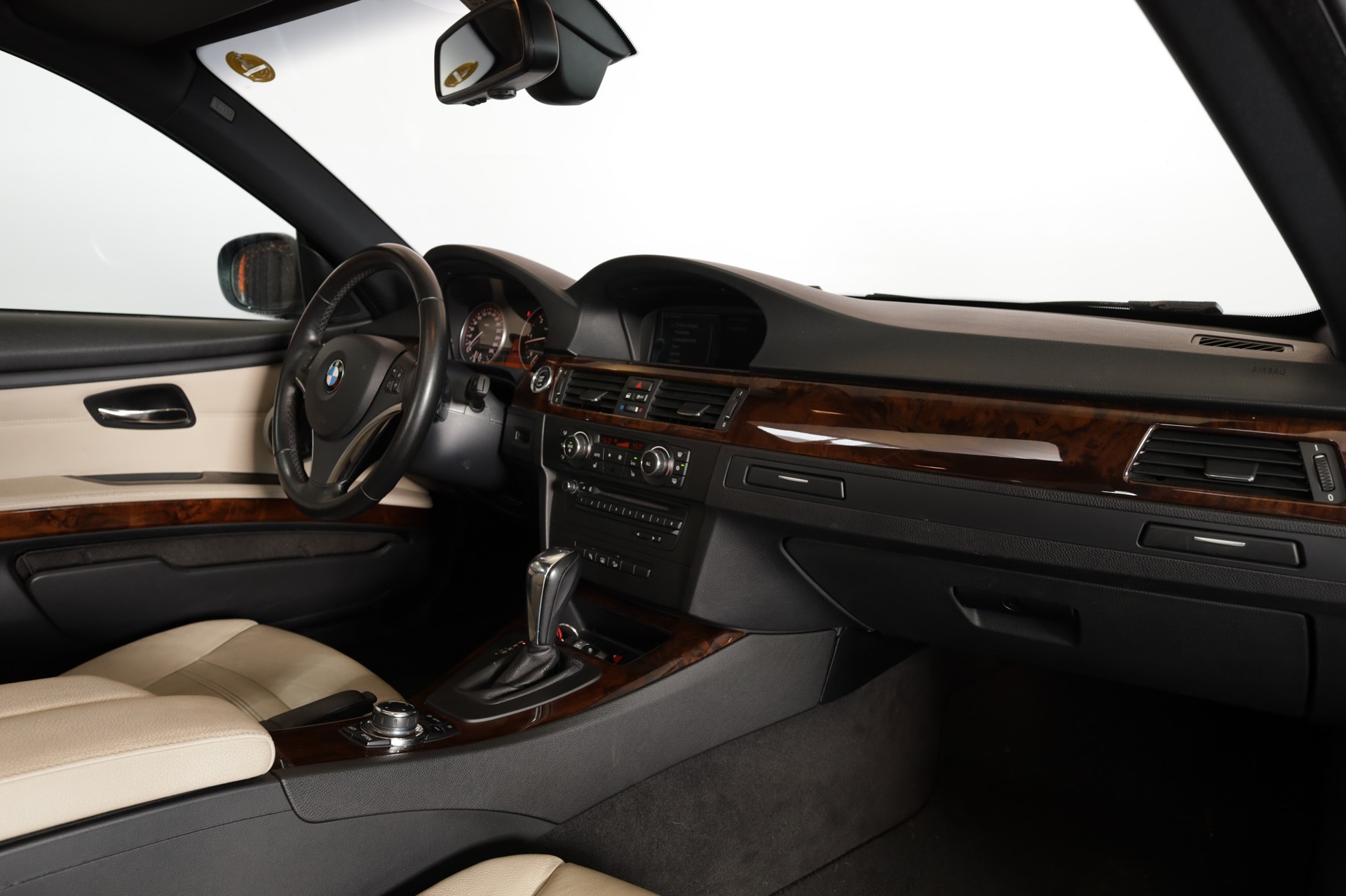 BMW 330d xDrive Coupé Steptronic-image-13