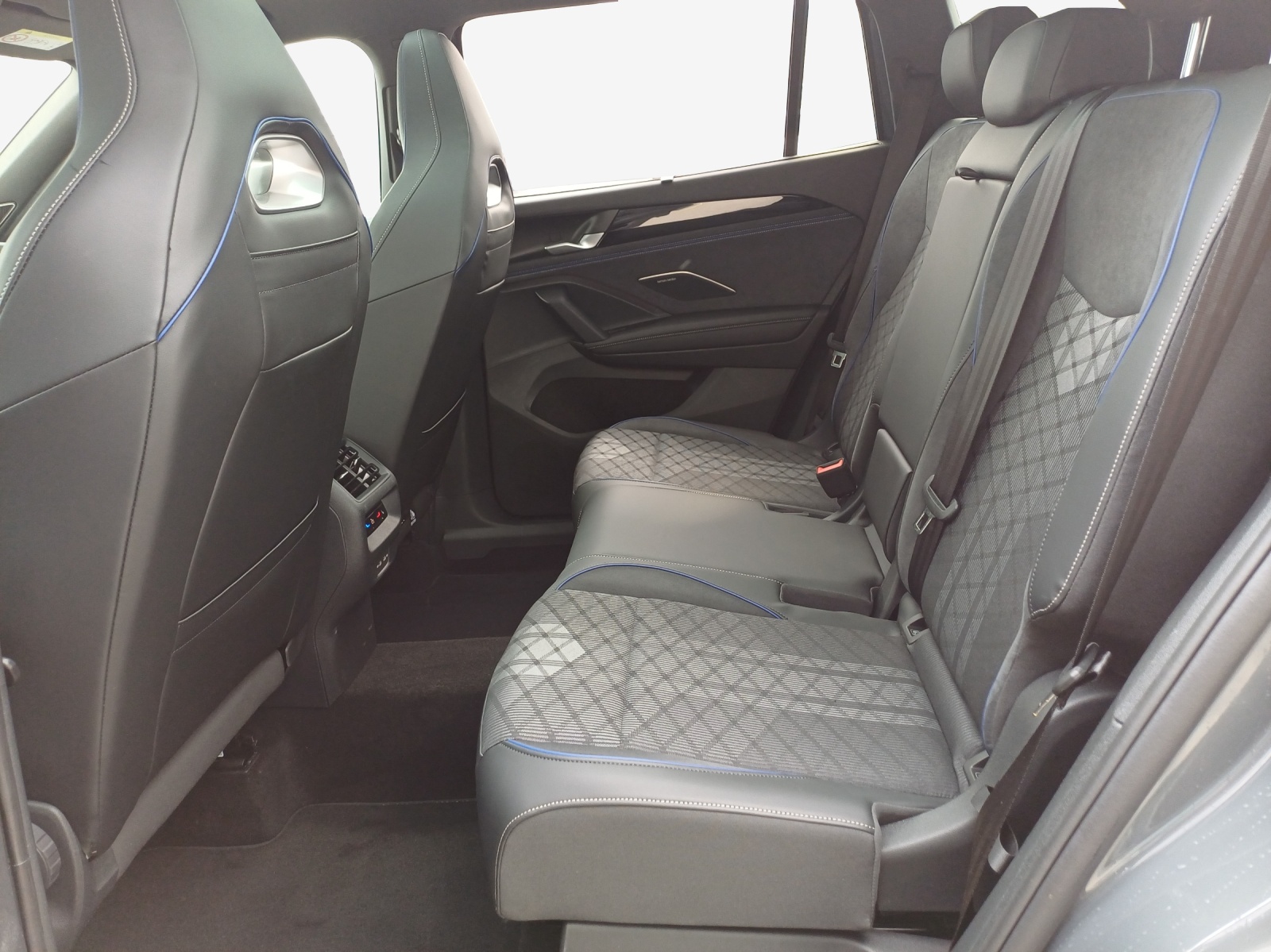 VW Tayron 2.0 TDI SCR R-Line 4Motion DSG-image-11