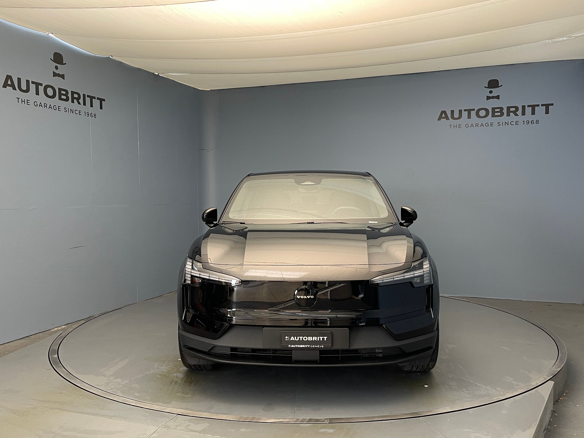 VOLVO EX30 E60 Plus Swiss Black Edition-image-3