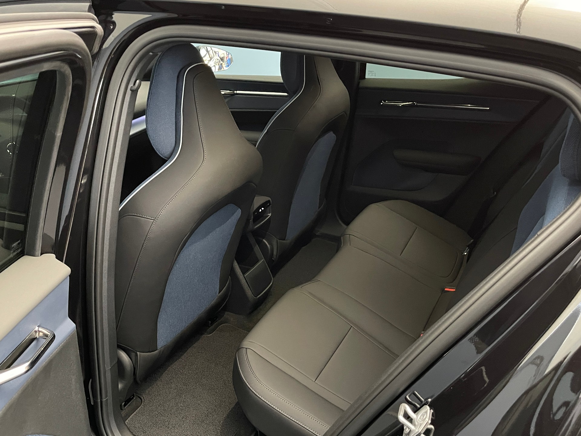 VOLVO EX30 E60 Plus Swiss Black Edition-image-8