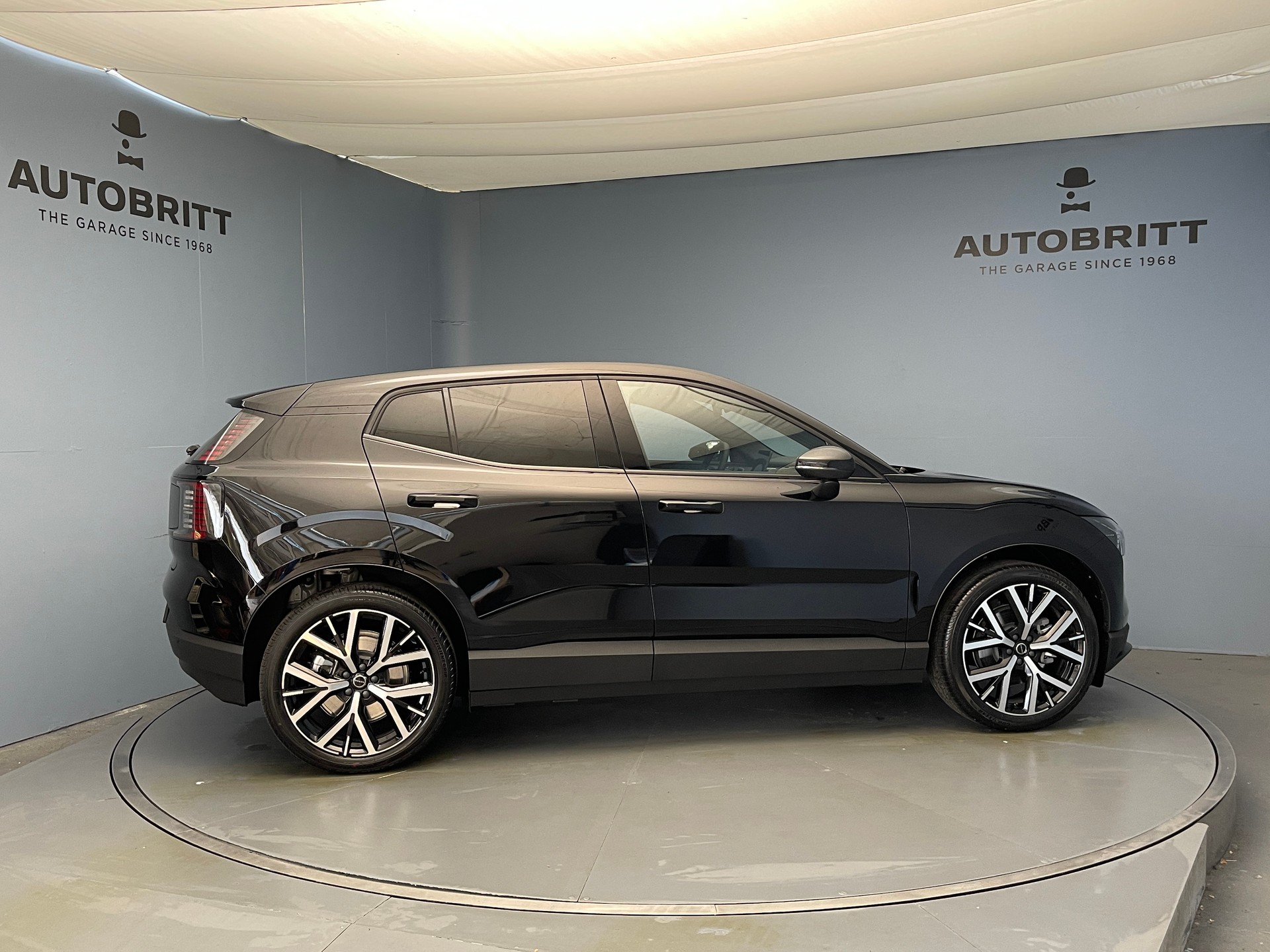 VOLVO EX30 E60 Plus Swiss Black Edition-image-2