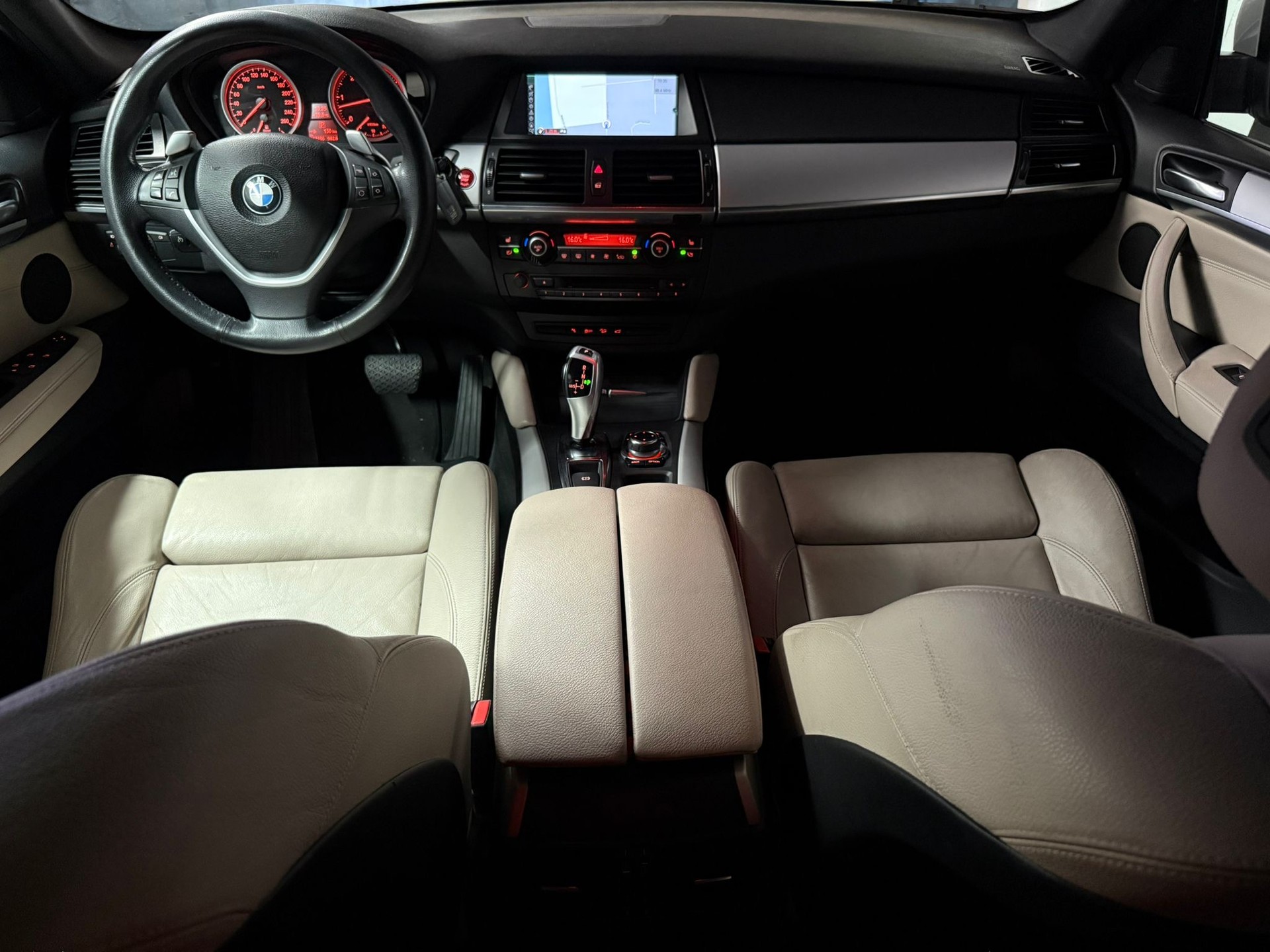 BMW X6 xDrive 40d Steptronic / Wunderschöne Konfiguration-image-14