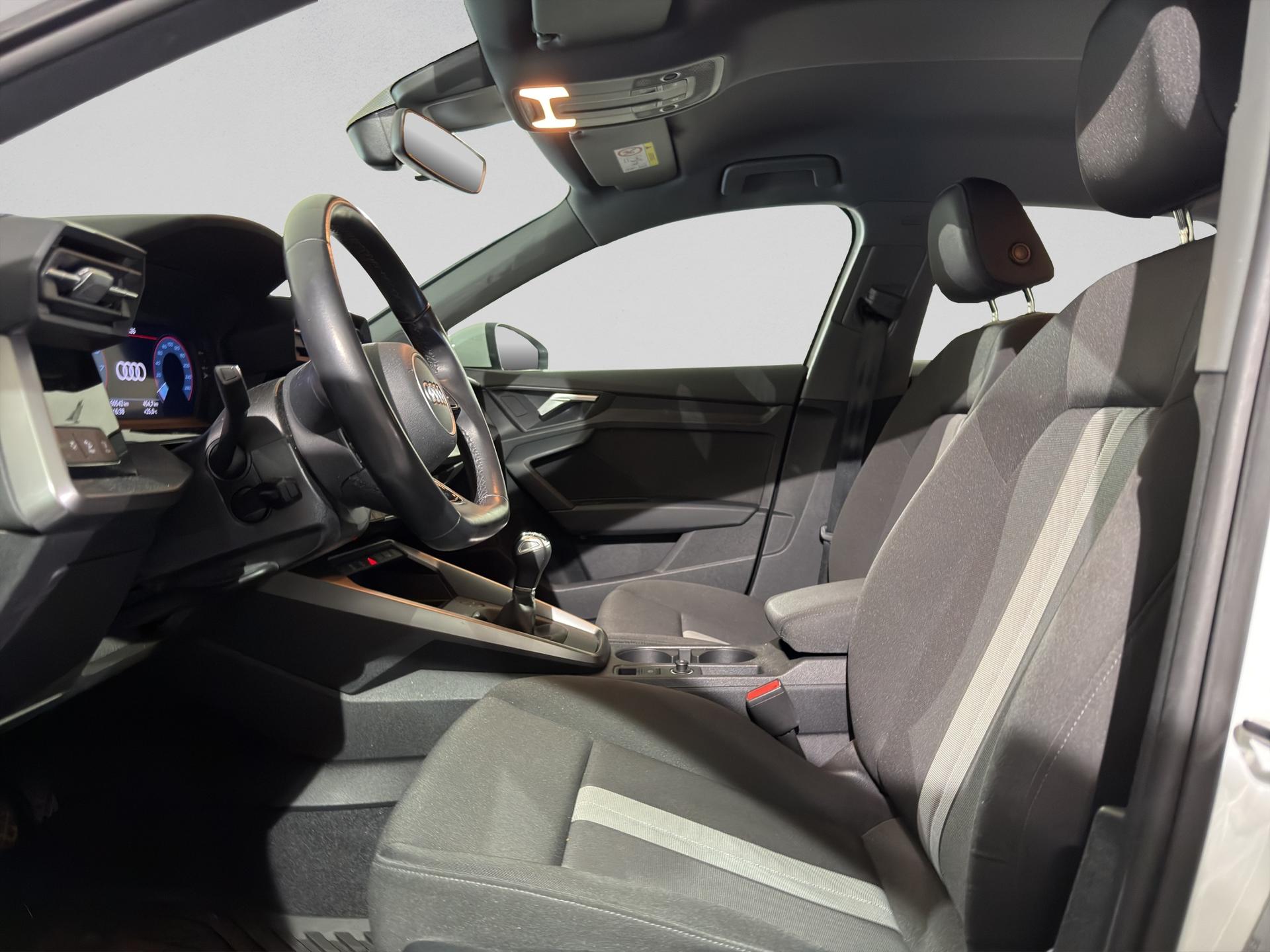 AUDI A3 Sportback 35 TFSI Attraction-image-8