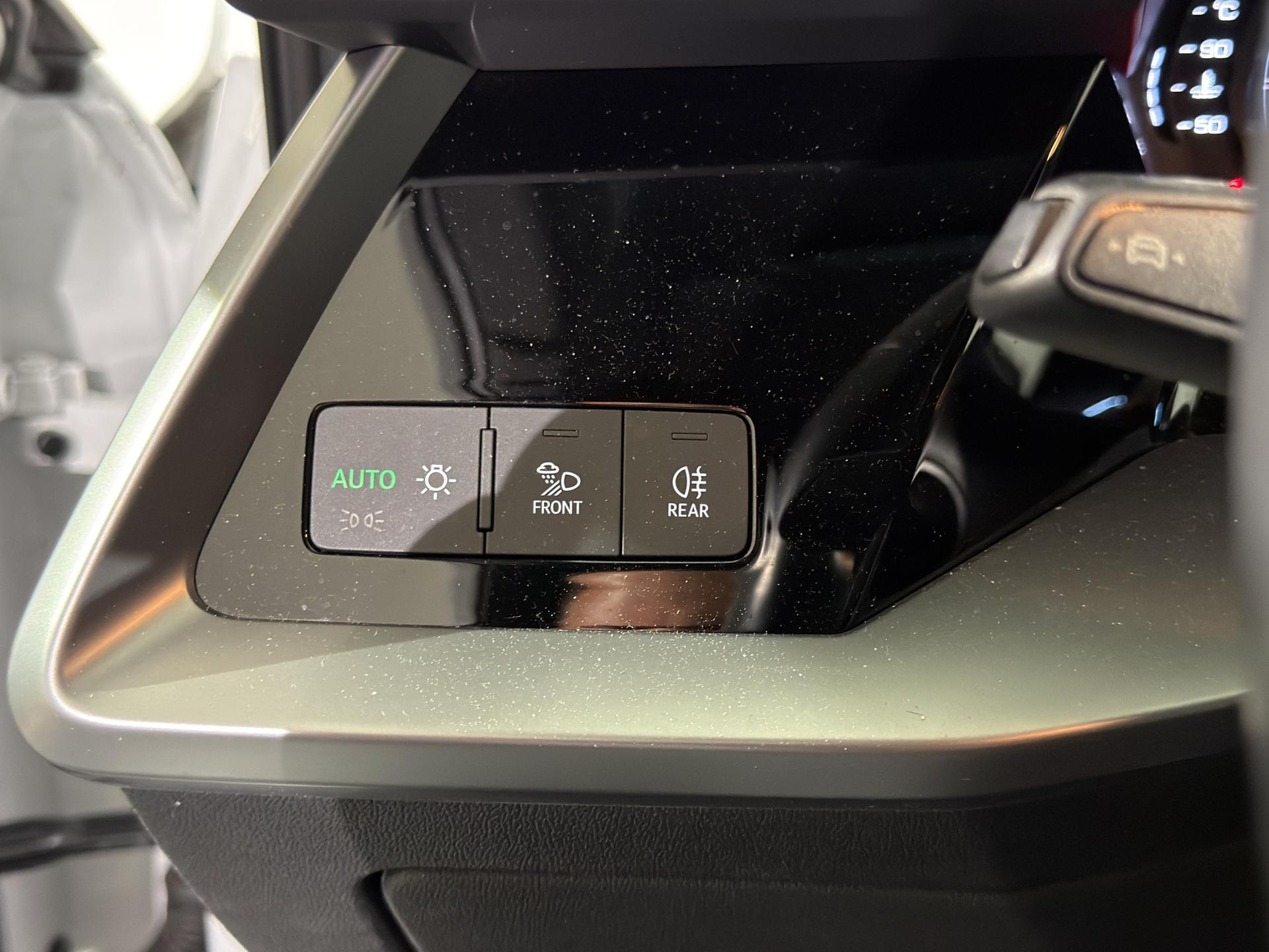 AUDI A3 Sportback 35 TFSI Attraction-image-19
