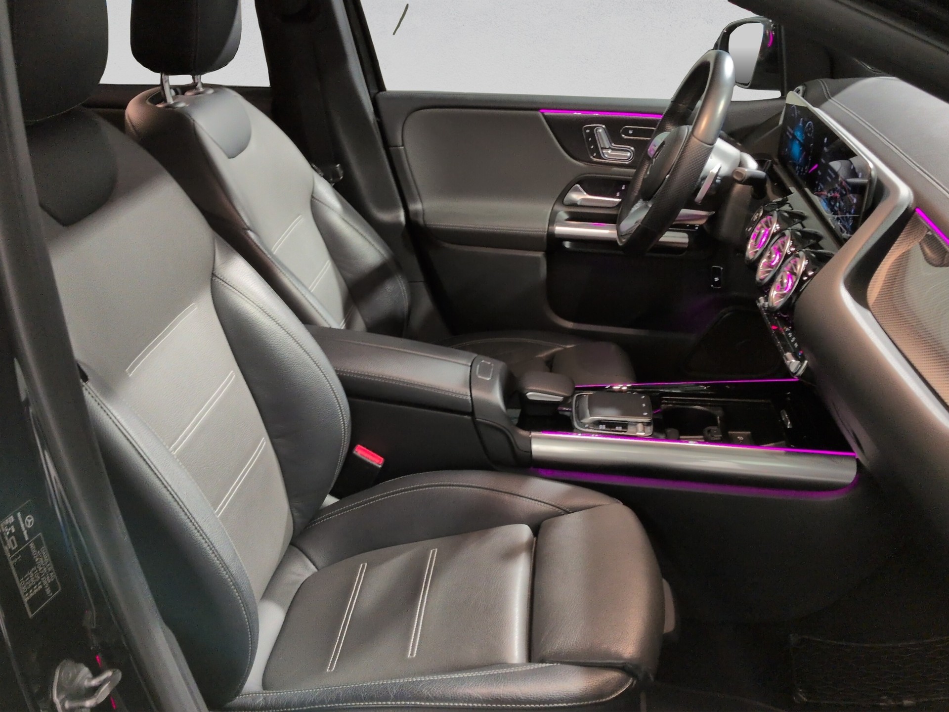 MERCEDES-BENZ B 250 4Matic AMG Line-image-16