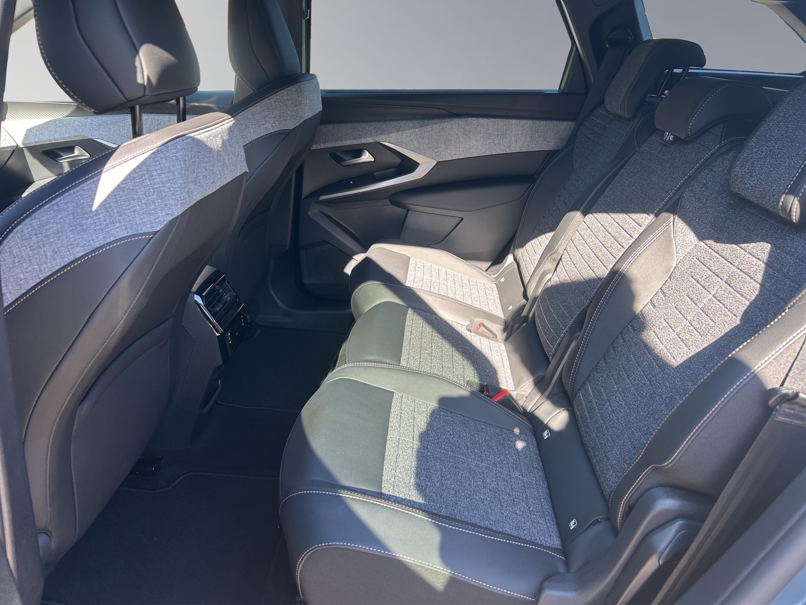 PEUGEOT 5008 1.6 PHEV Allure-image-12