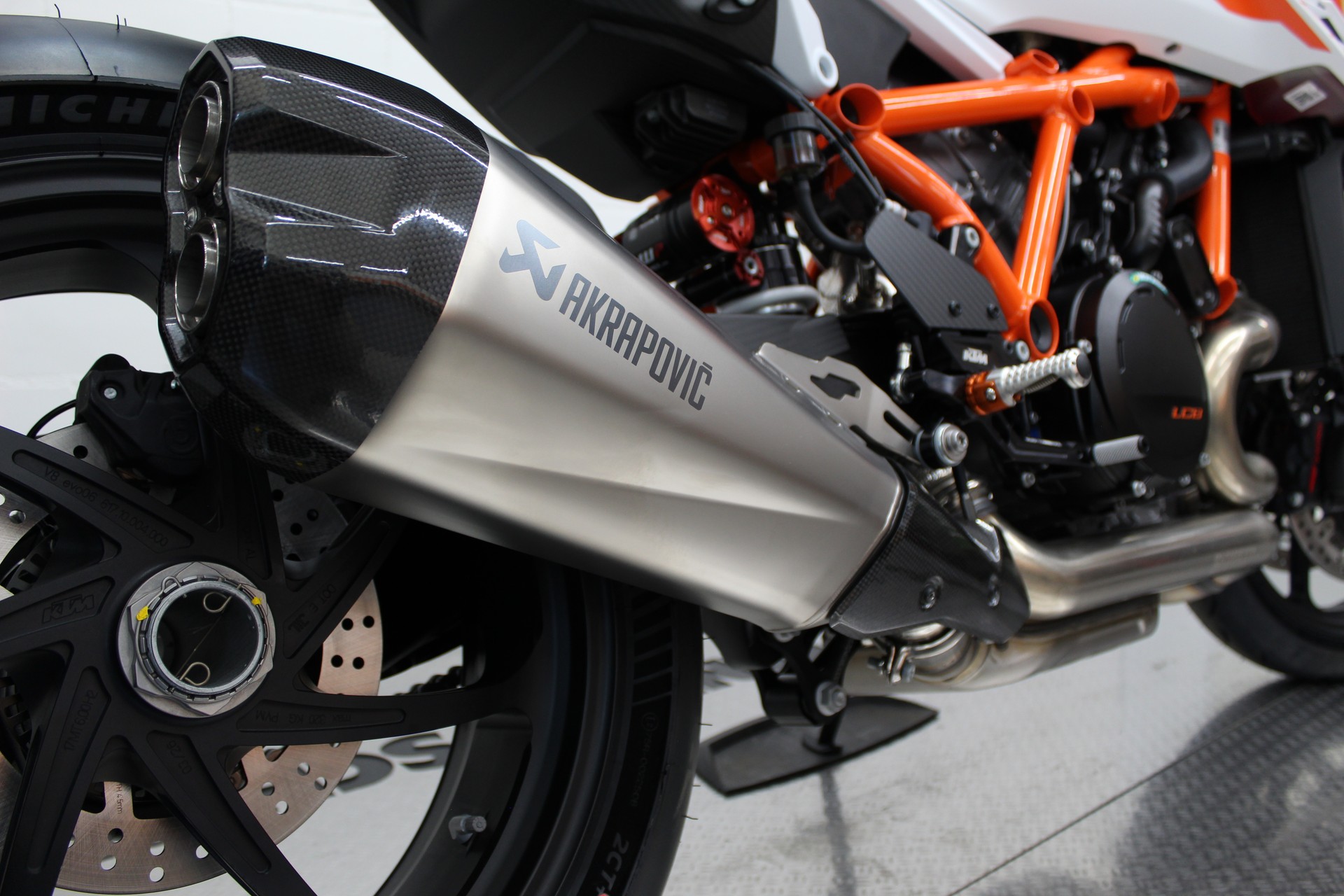 KTM 1390 Super Duke RR-image-8