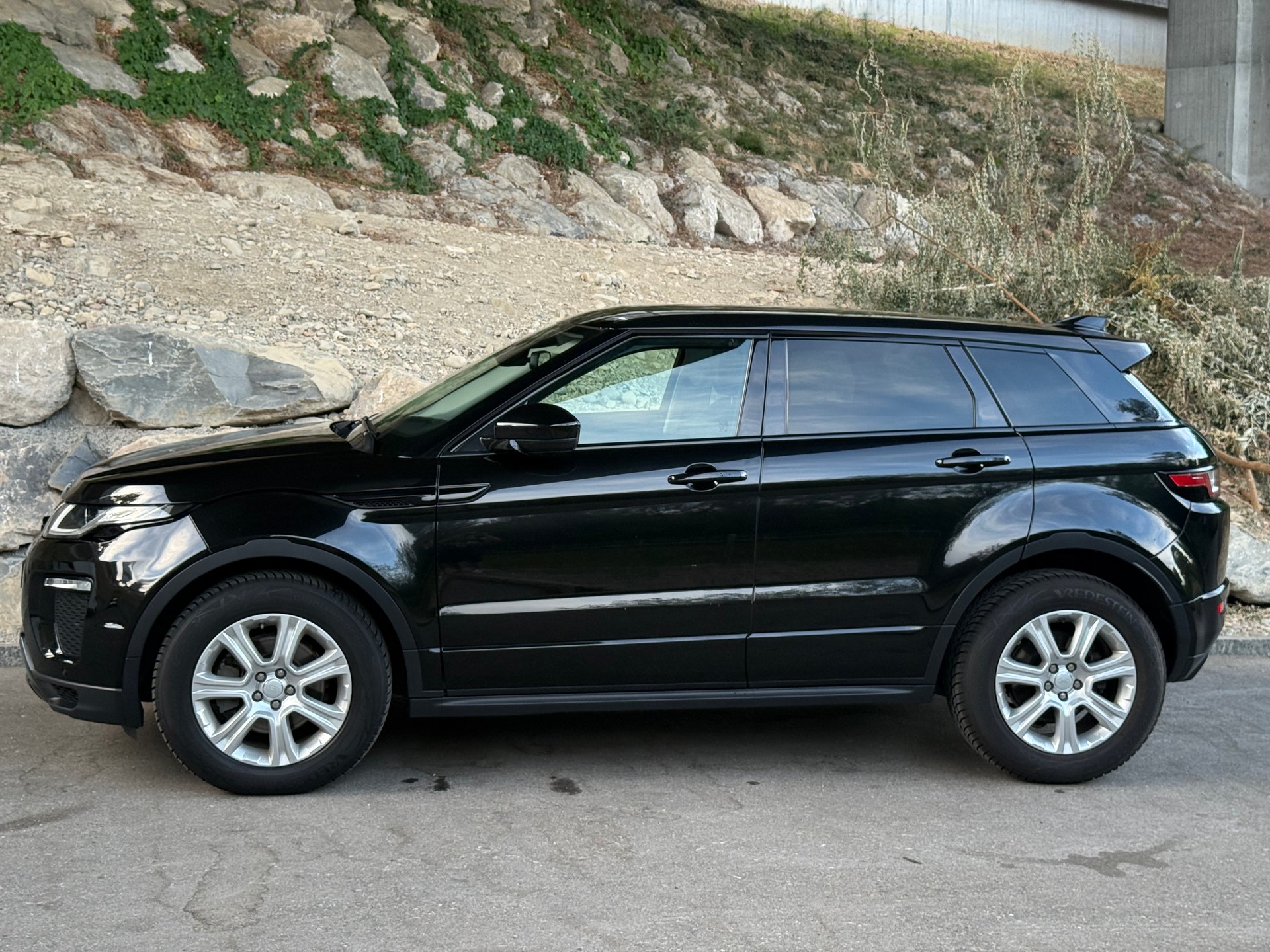 LAND ROVER Range Rover Evoque 2.0 TD4 SE Dynamic AT9-image-2