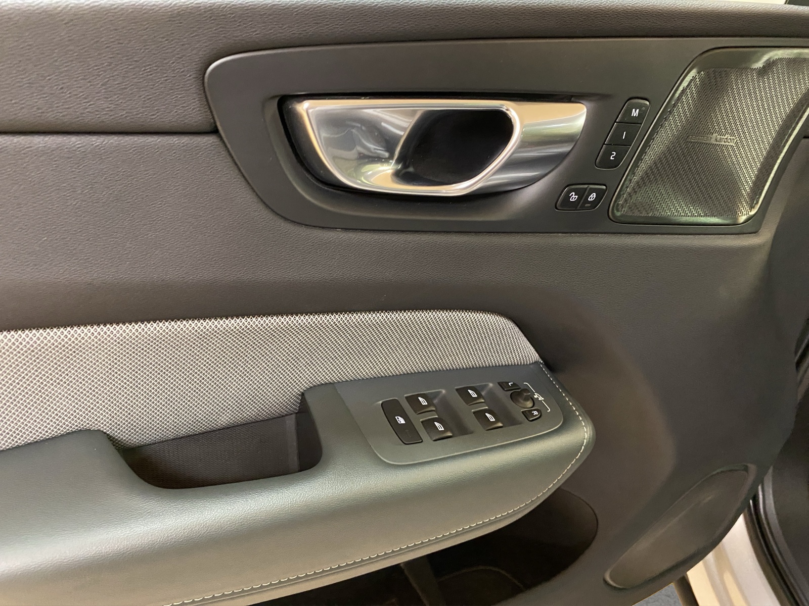 VOLVO XC60 T6 eAWD PluginHybrid R-Design Geartronic-image-8