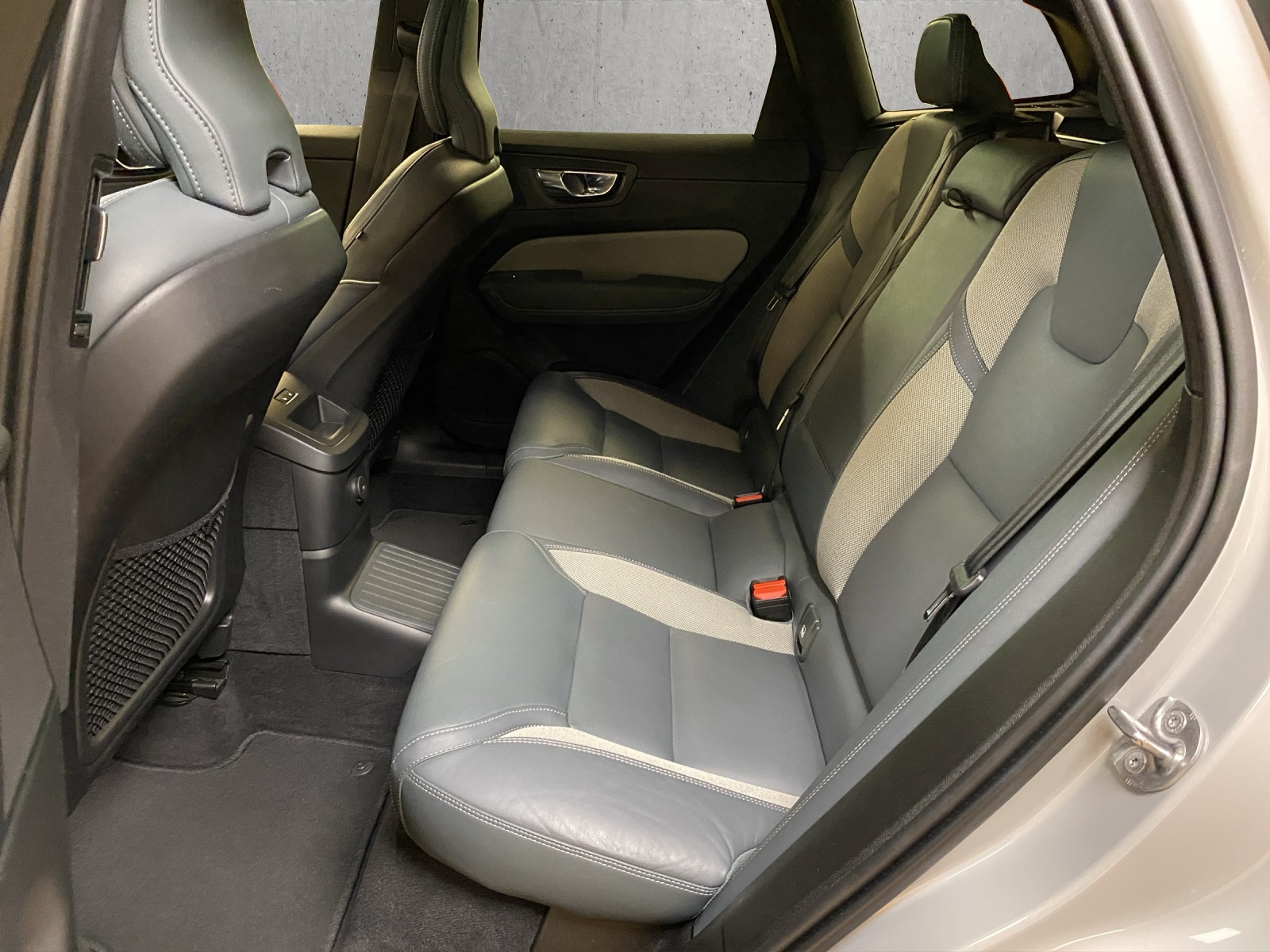 VOLVO XC60 T6 eAWD PluginHybrid R-Design Geartronic-image-12