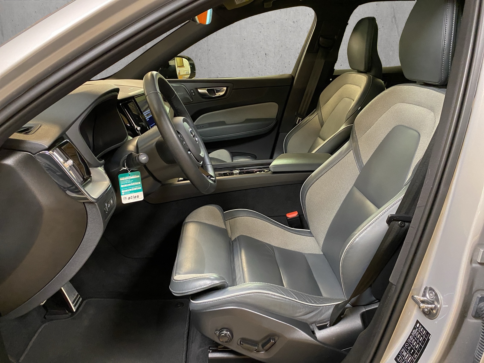 VOLVO XC60 T6 eAWD PluginHybrid R-Design Geartronic-image-7