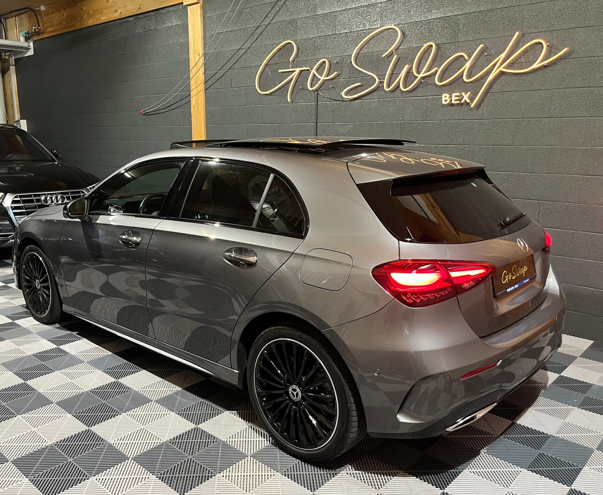 MERCEDES-BENZ A 250e AMG Line 8G-DCT-image-7