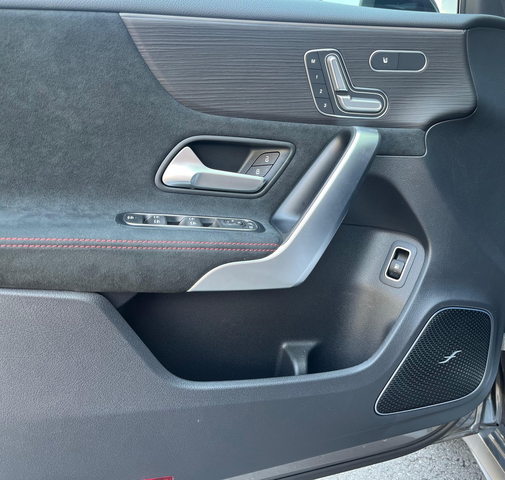 MERCEDES-BENZ A 250e AMG Line 8G-DCT-image-16