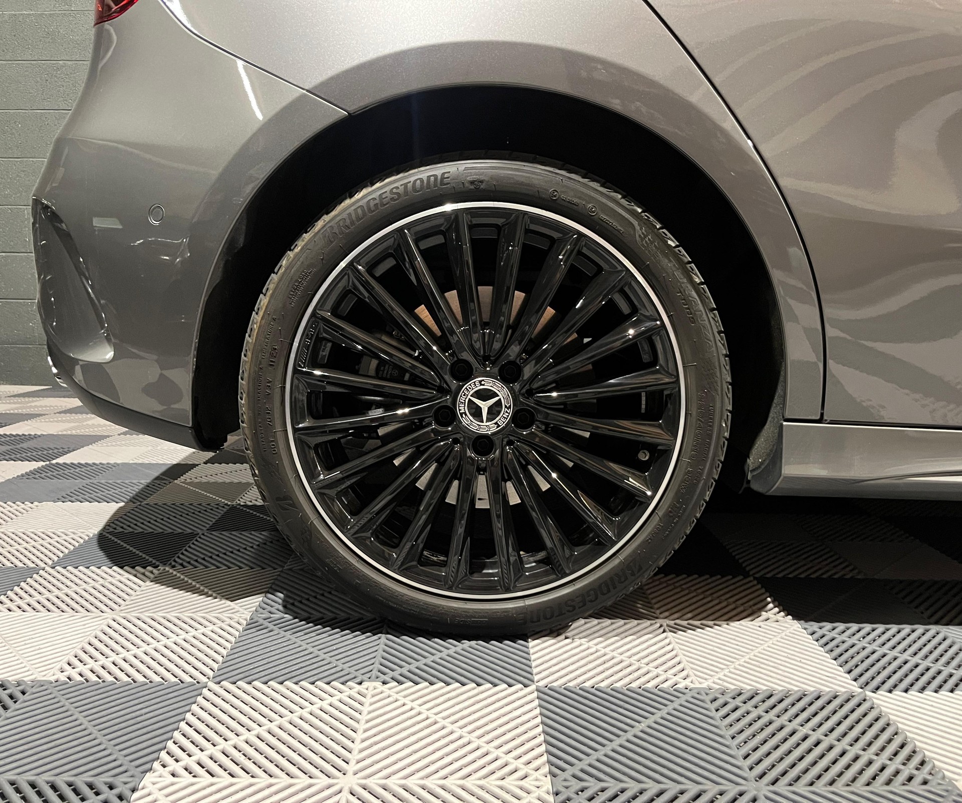 MERCEDES-BENZ A 250e AMG Line 8G-DCT-image-19