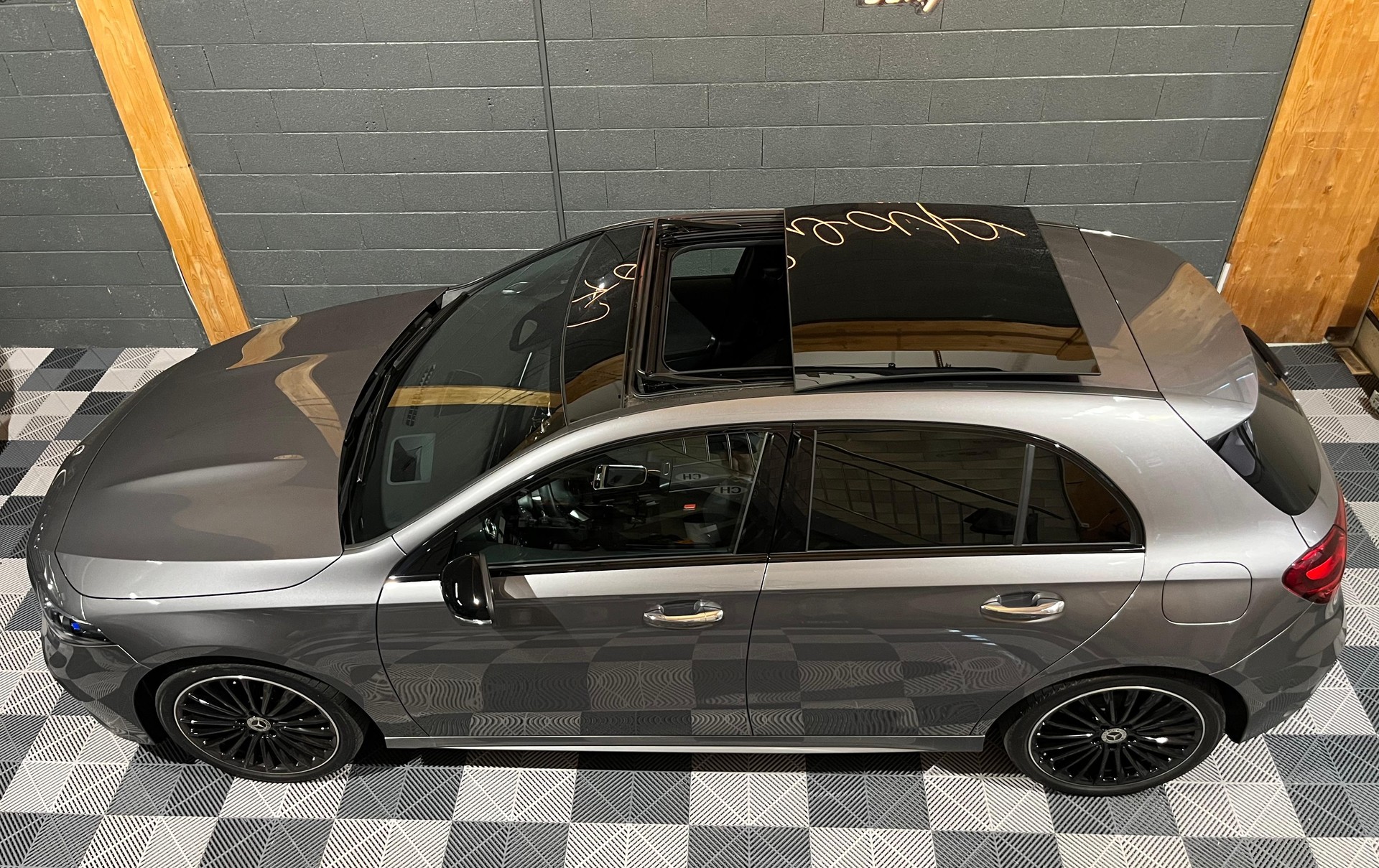 MERCEDES-BENZ A 250e AMG Line 8G-DCT-image-6