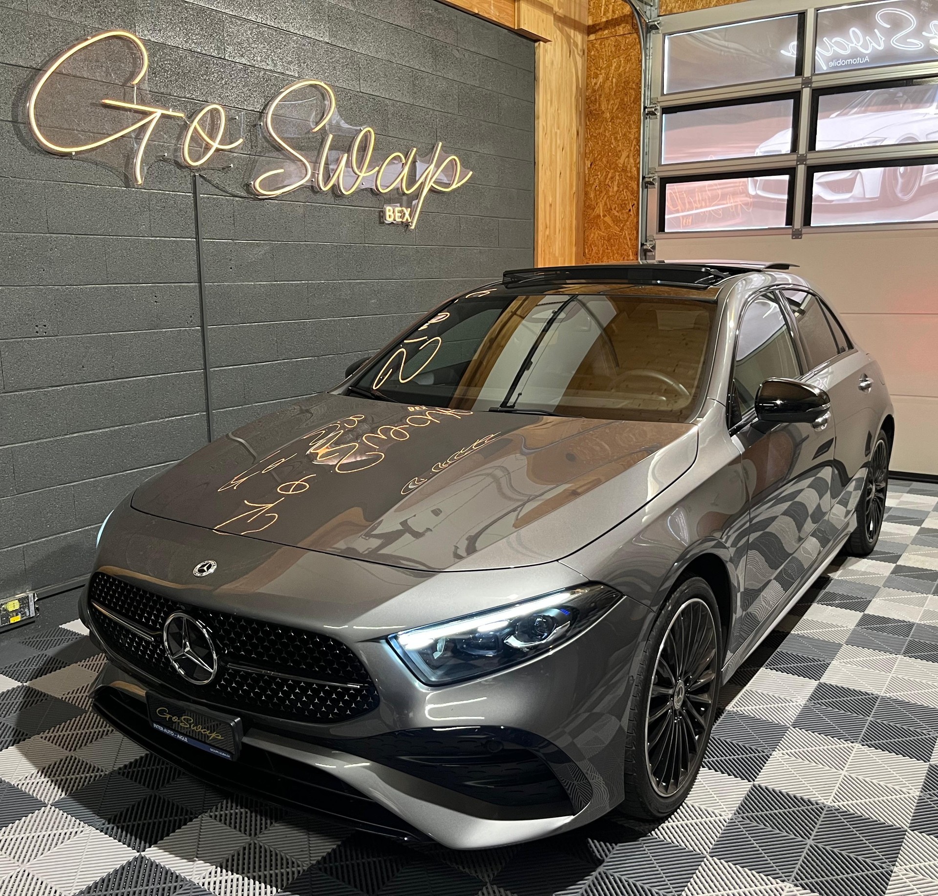 MERCEDES-BENZ A 250e AMG Line 8G-DCT-image-4