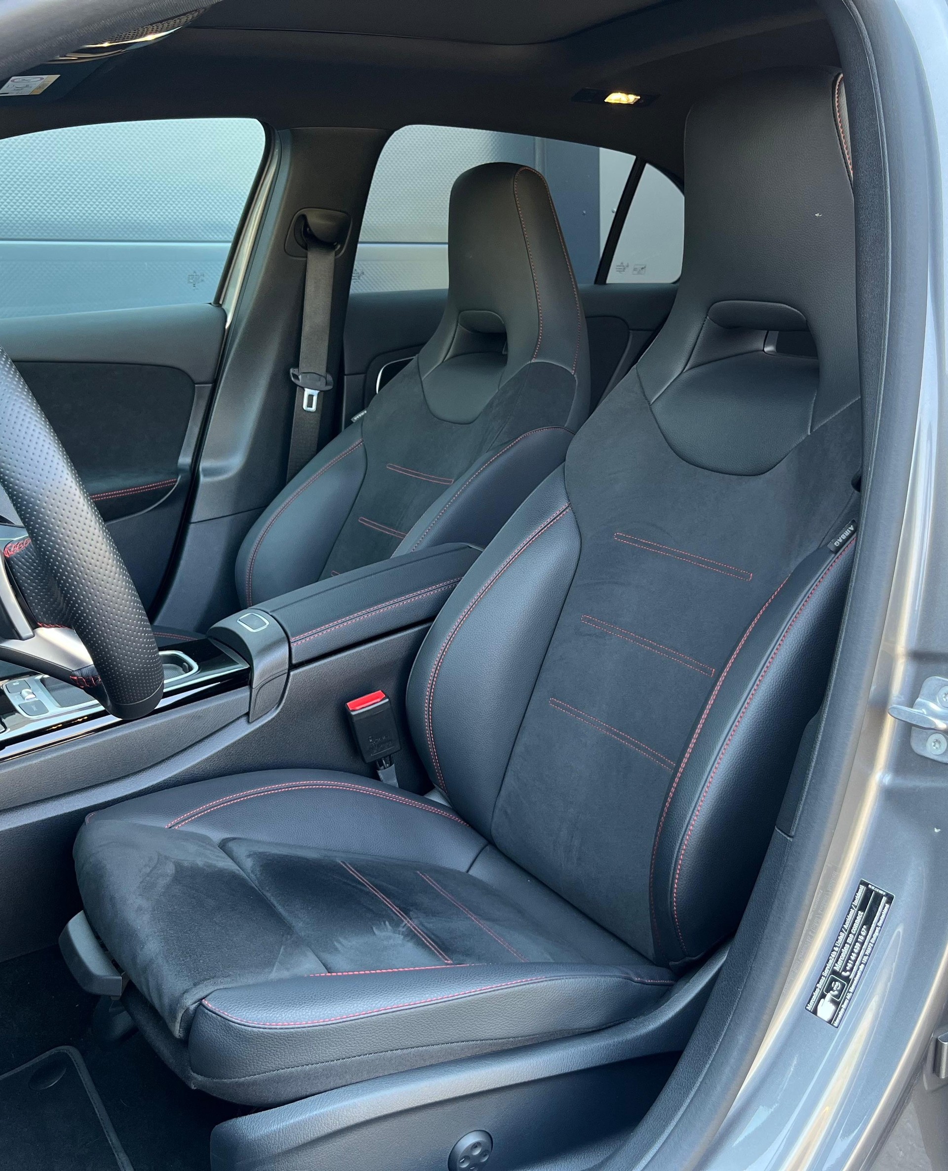 MERCEDES-BENZ A 250e AMG Line 8G-DCT-image-8