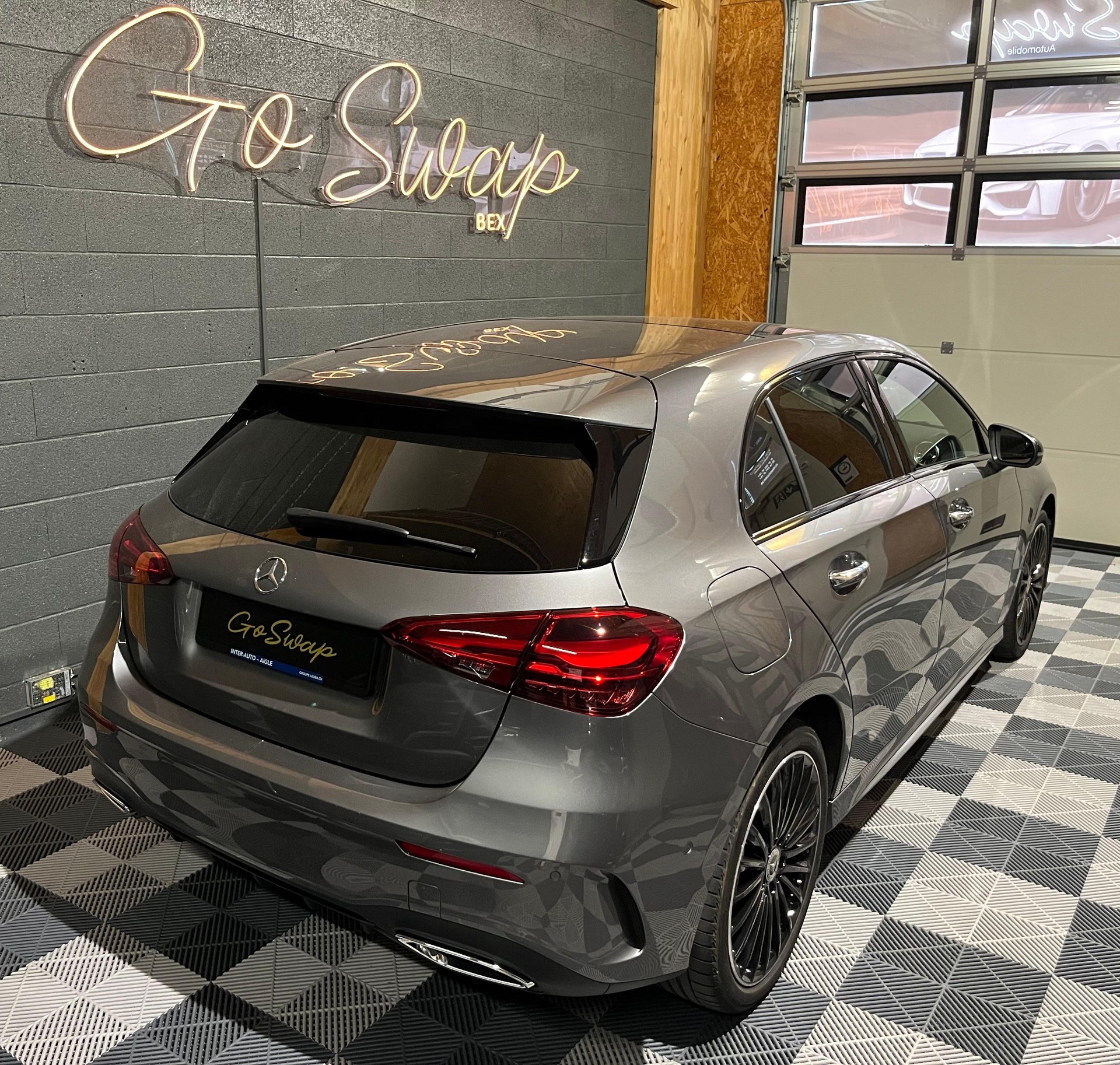 MERCEDES-BENZ A 250e AMG Line 8G-DCT-image-3