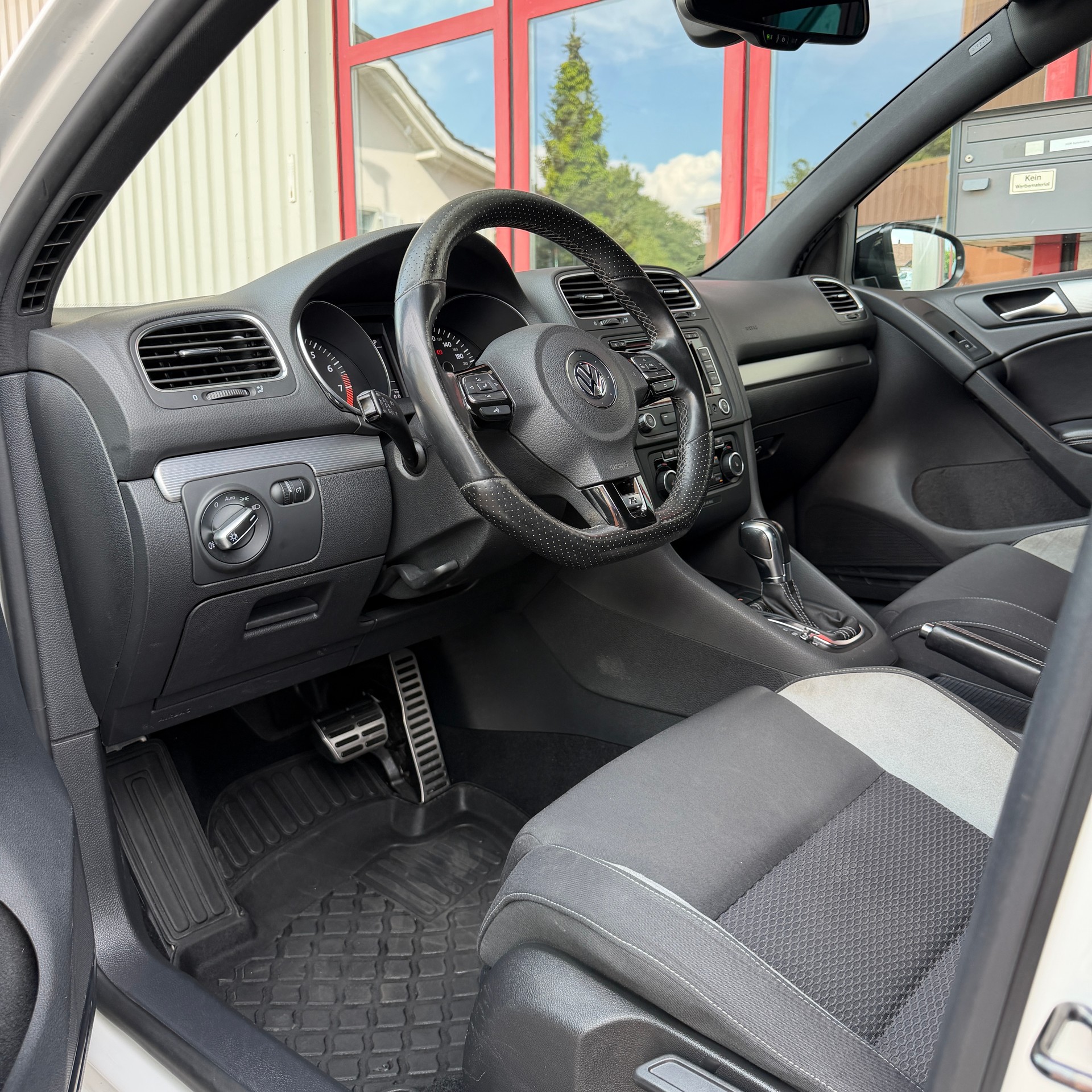 VW Golf 2.0 TSI R 4Motion DSG-image-8