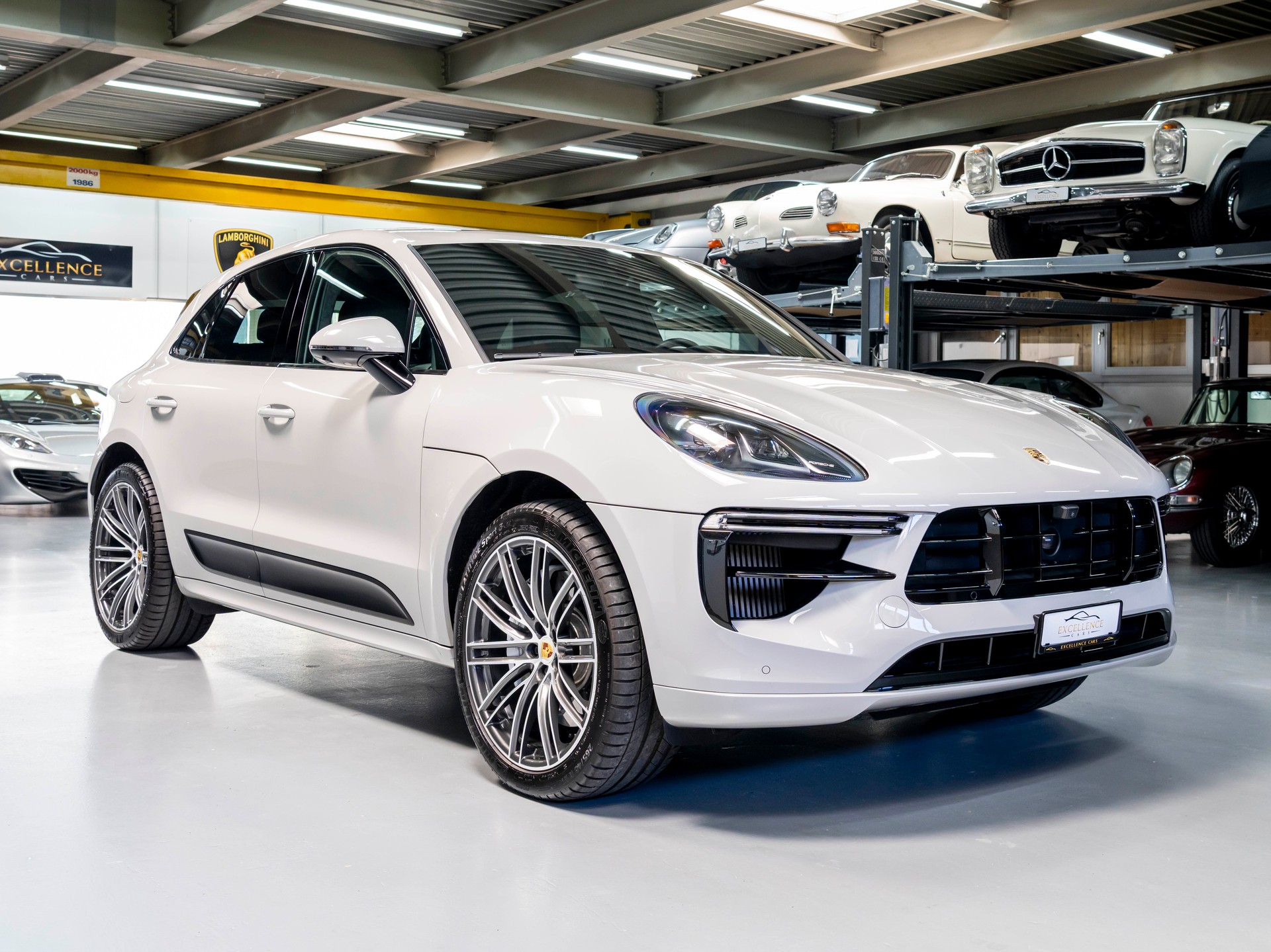 PORSCHE Macan Turbo PDK-showroom-element-2