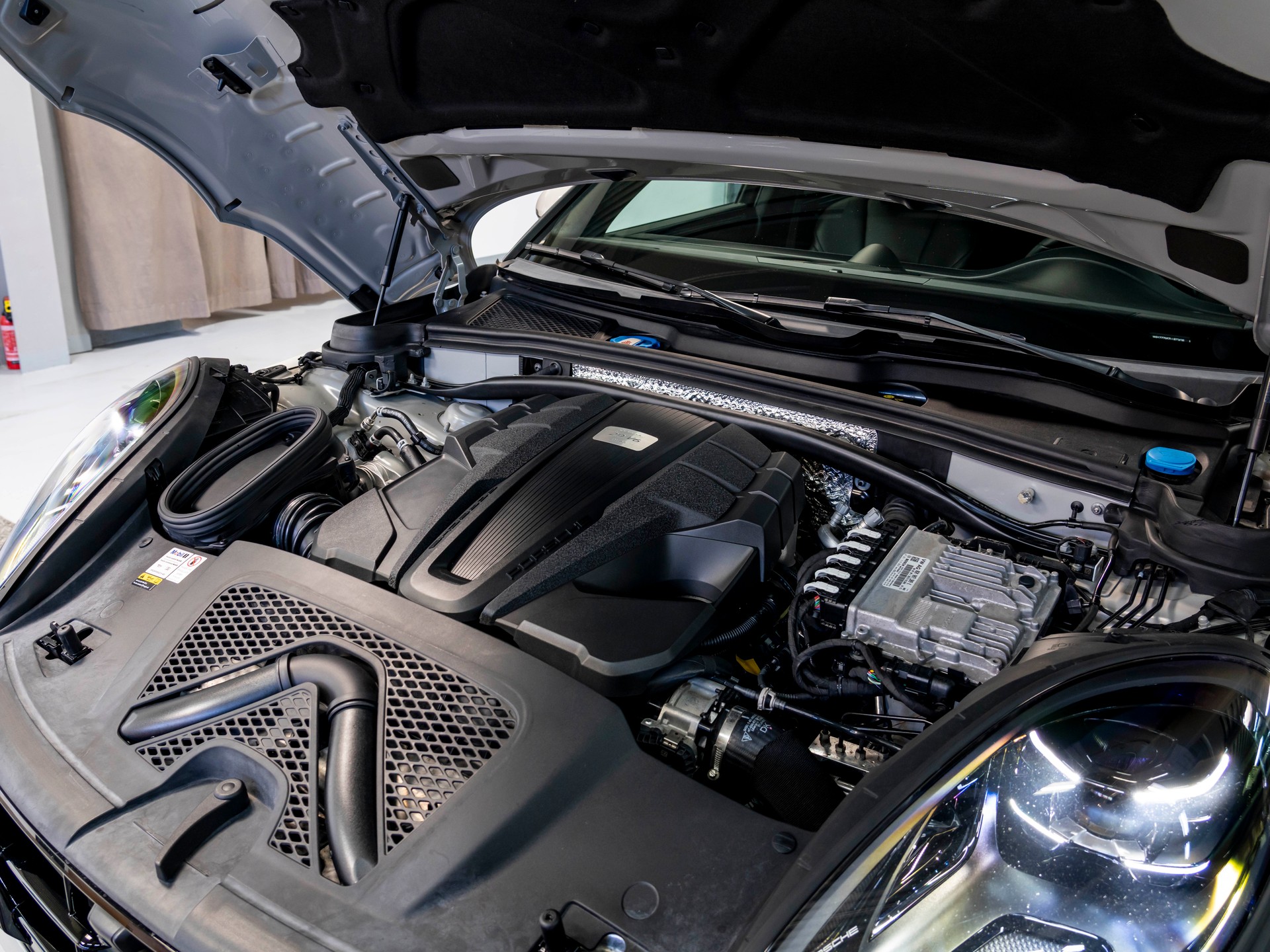 PORSCHE Macan Turbo PDK-image-28