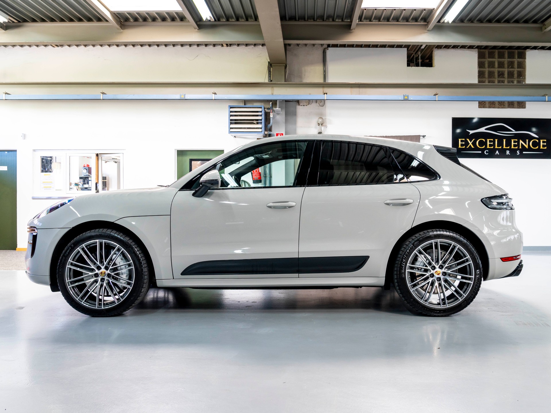 PORSCHE Macan Turbo PDK-showroom-element-3