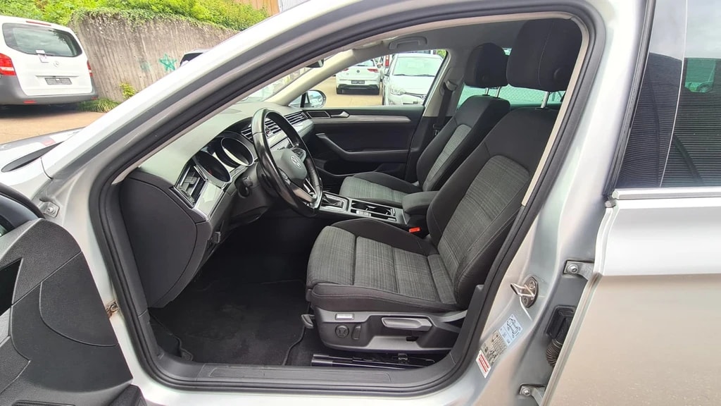 VW Passat Variant 2.0 TDI Business DSG ** Gr-Navi **RF-Kamera ** Sitzheizung ** PDC ** Frisch Ab MFK & Service **-image-16