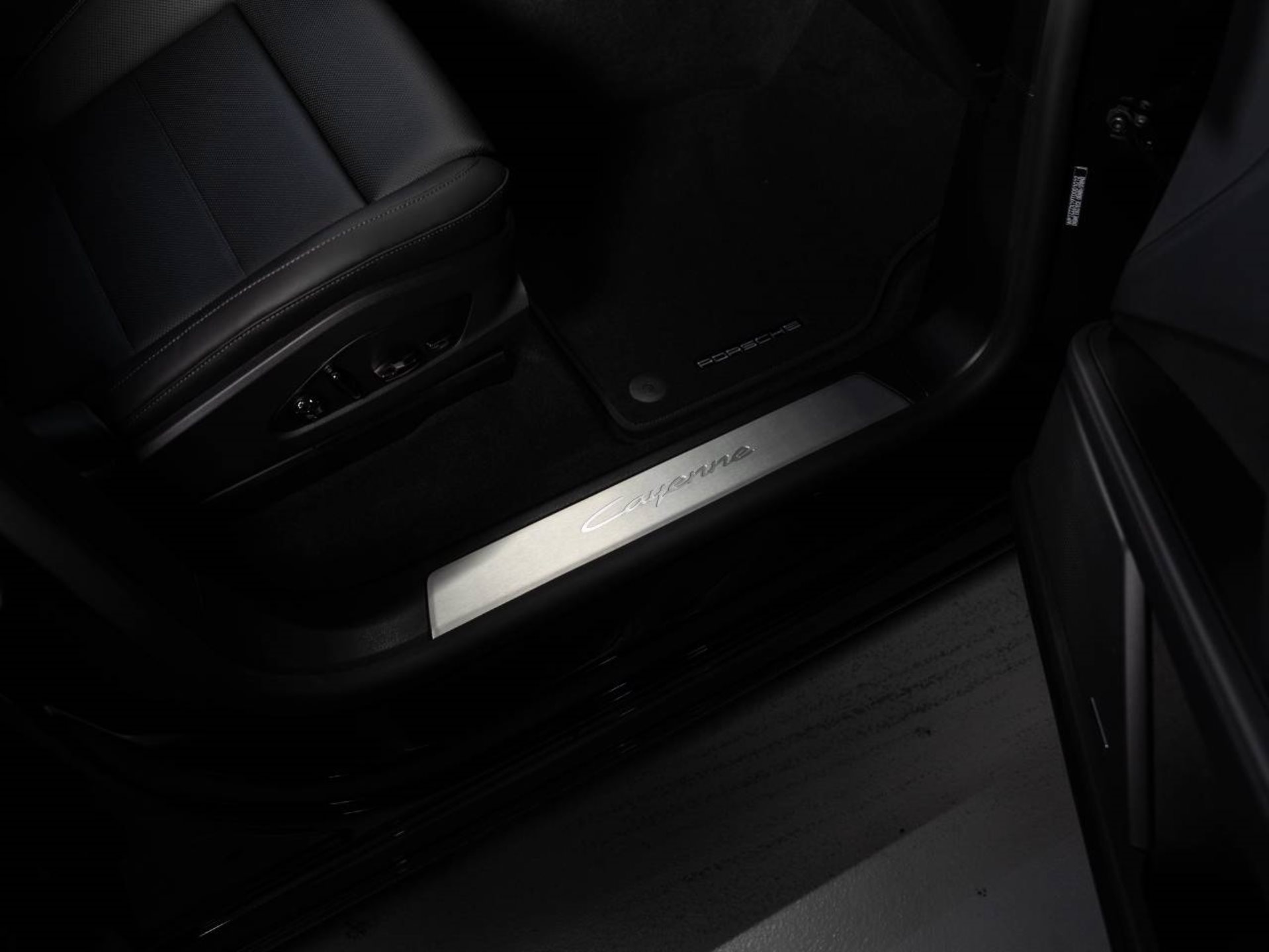 PORSCHE Cayenne Electric-image-16