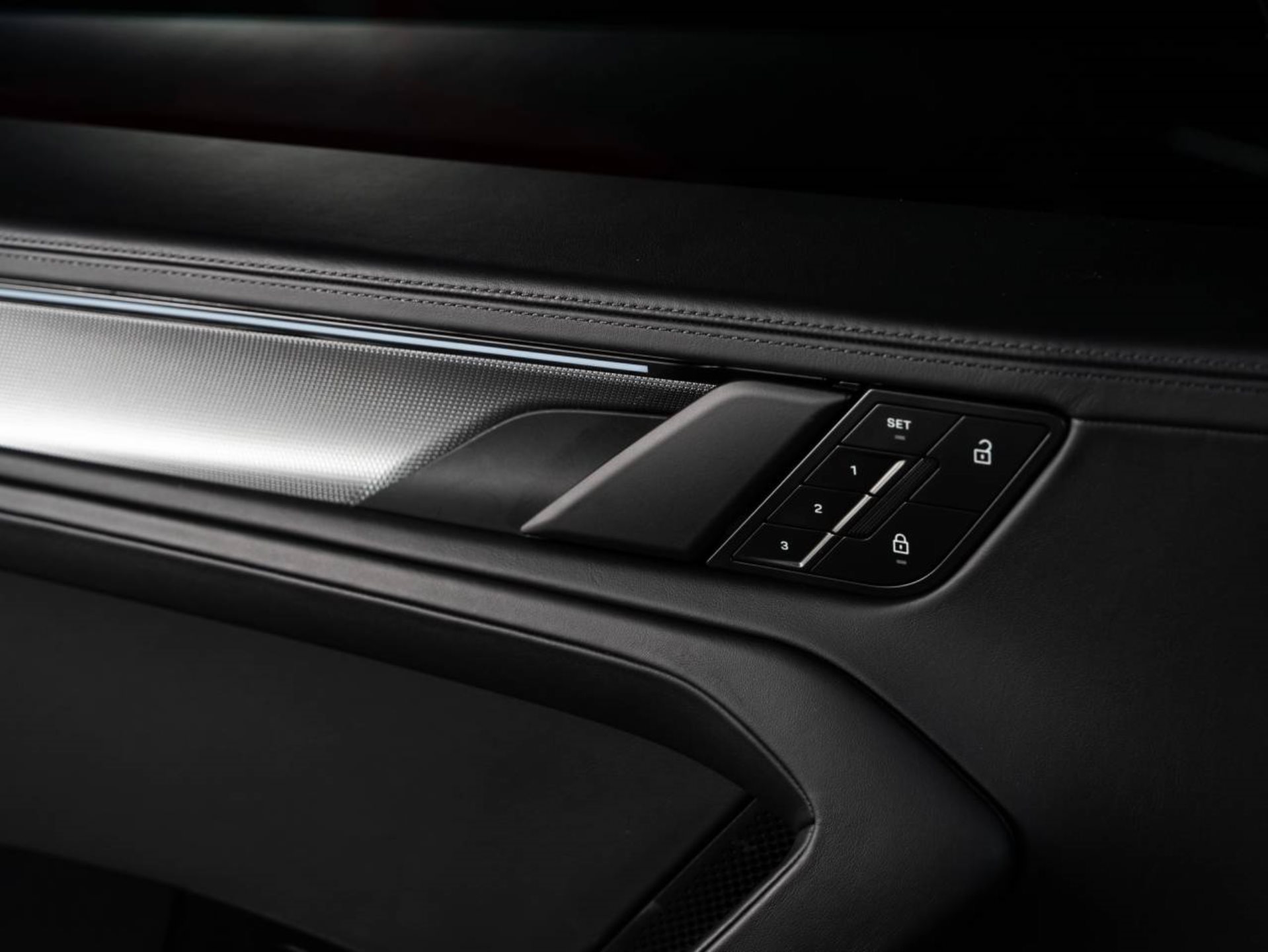 PORSCHE Cayenne Electric-image-17