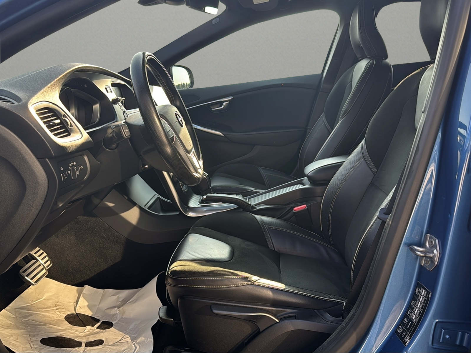 VOLVO V40 D2 Momentum R-Design Geartronic-image-3