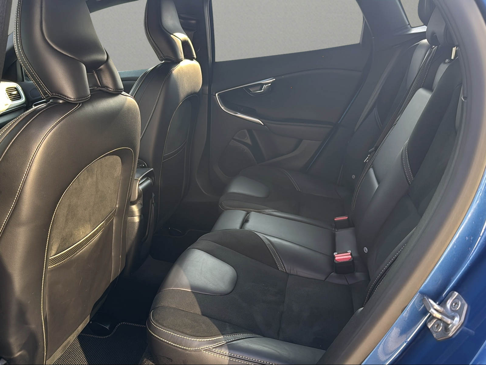 VOLVO V40 D2 Momentum R-Design Geartronic-image-7